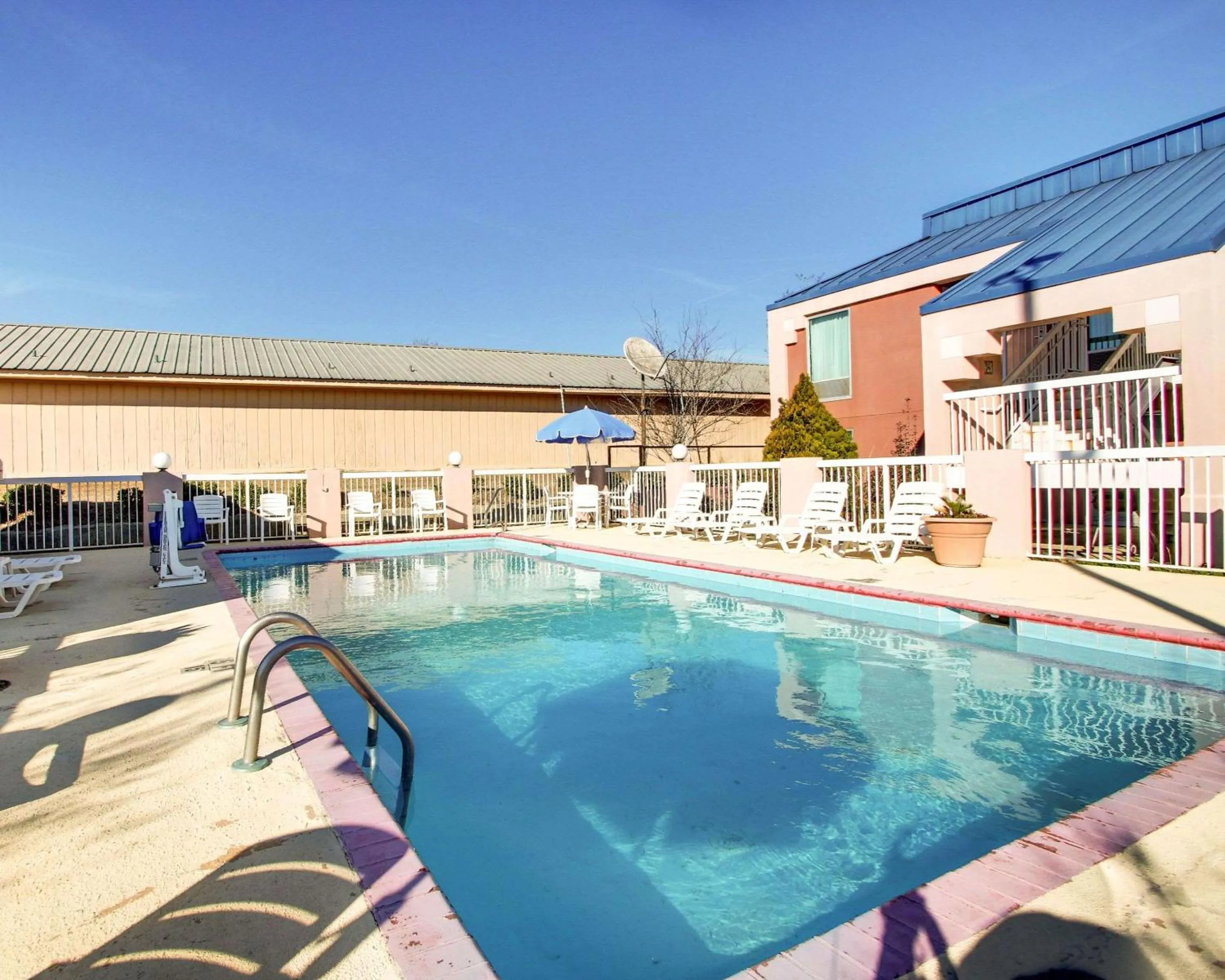 Swimming pool in Quality Inn