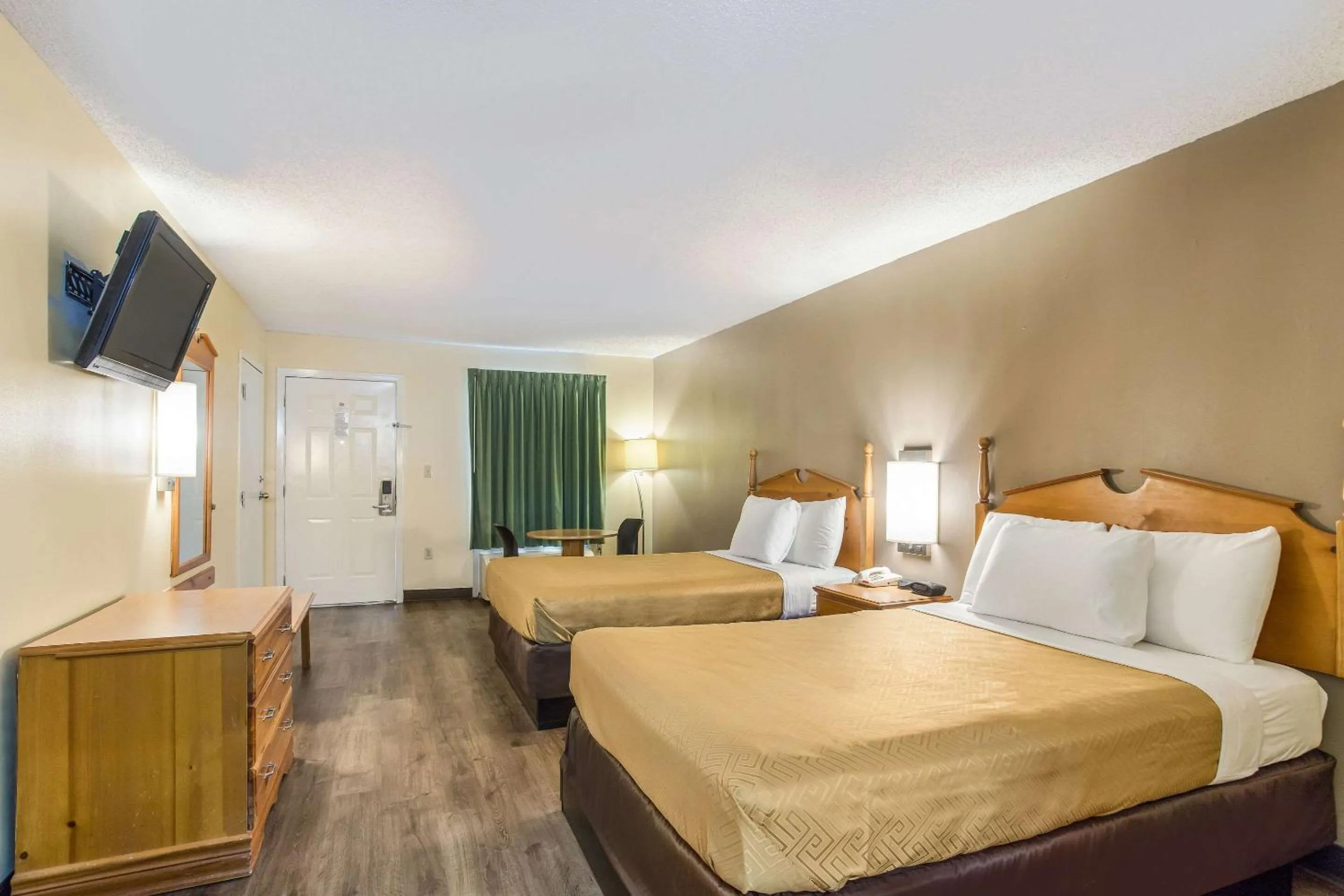 Photo of the whole room, Bed in Econo Lodge Clinton - Jackson West