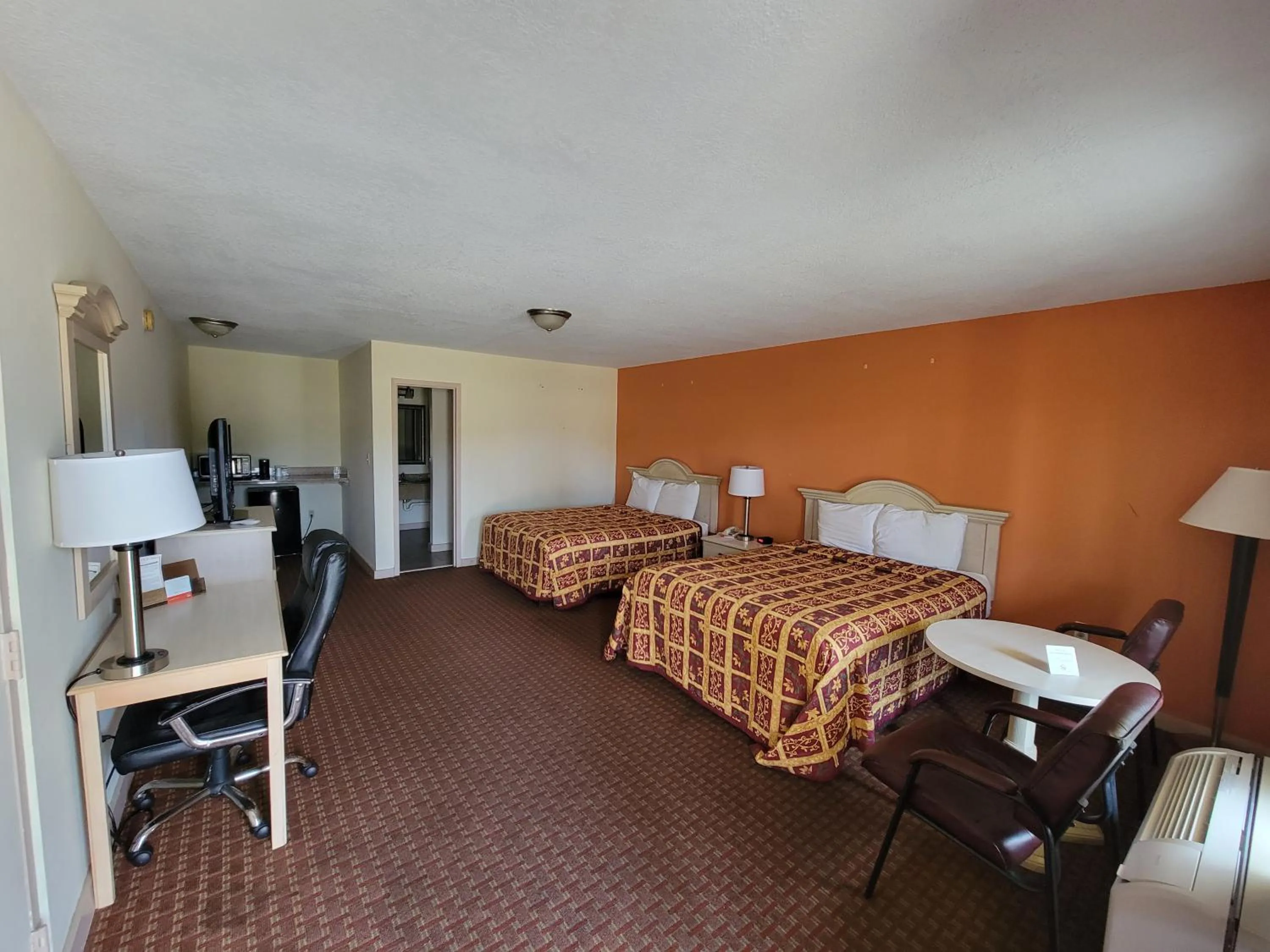 Photo of the whole room, Bed in Econo Lodge Biloxi Beach North