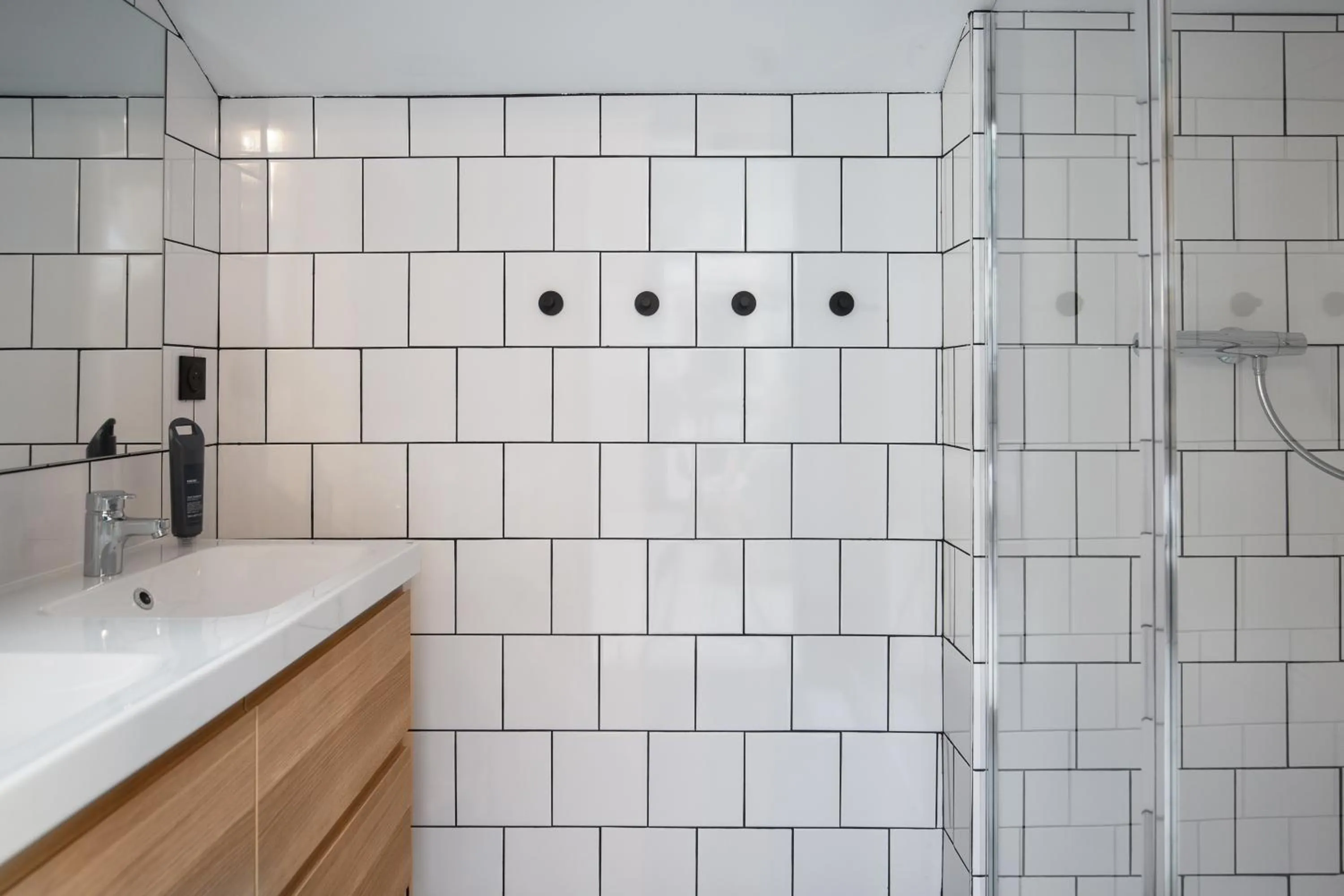 Shower in Eklo Hotels Bordeaux Centre Bastide