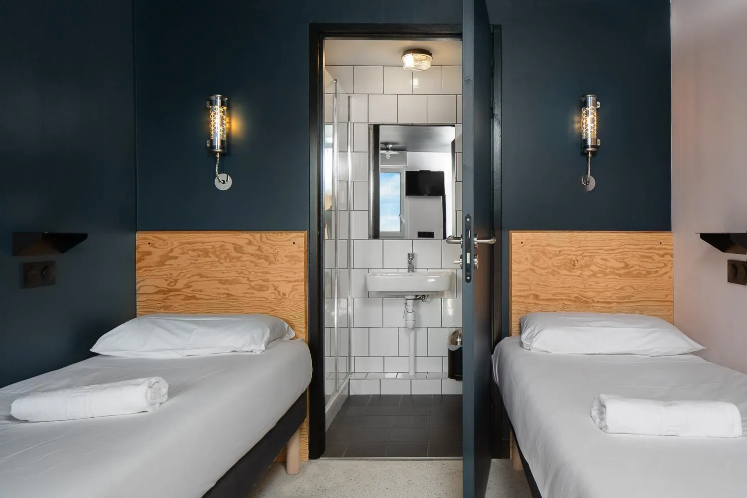 Shower, Bed in Eklo Hotels Bordeaux Centre Bastide