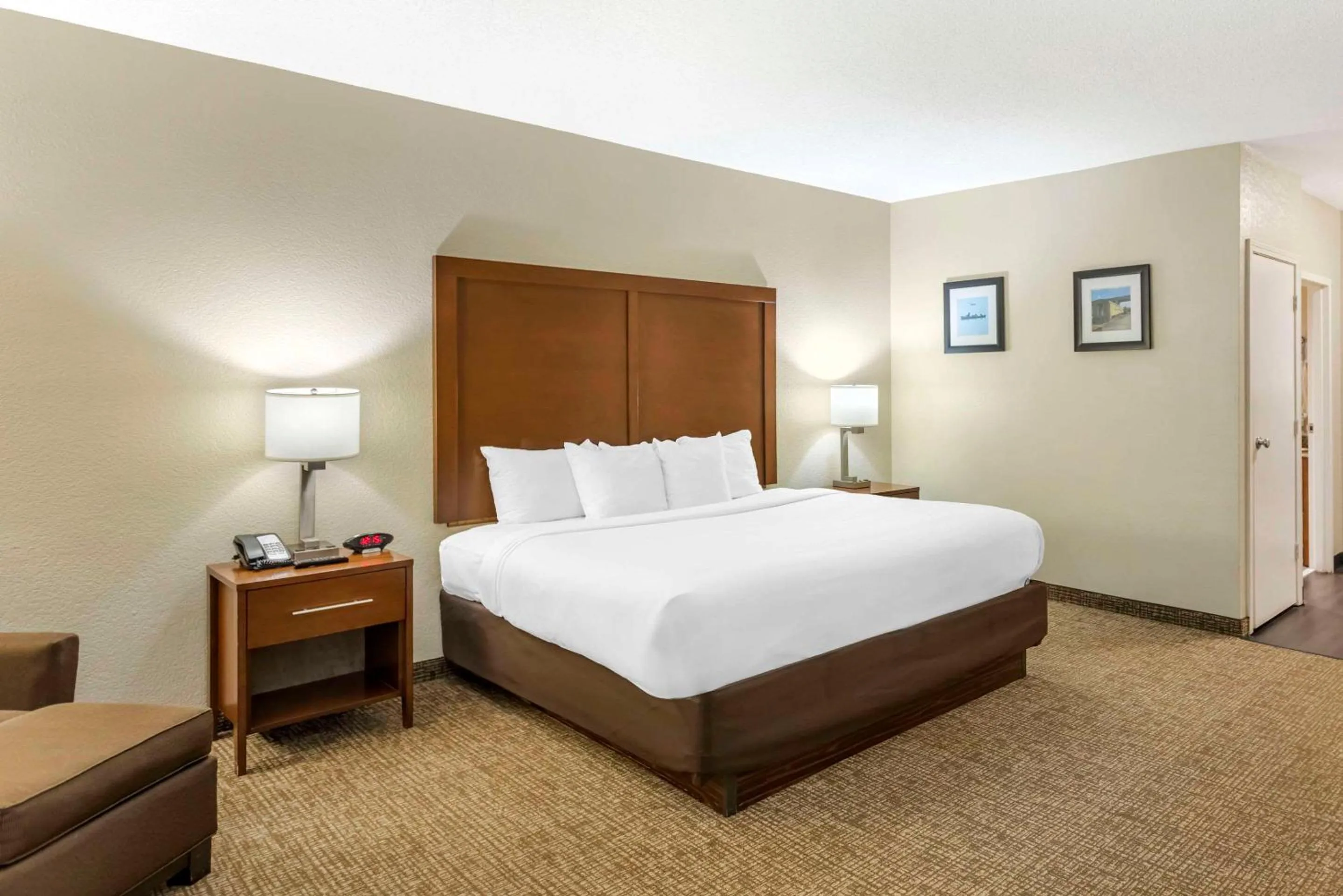 Bedroom, Bed in Comfort Inn Meridian - Bonita Lakes