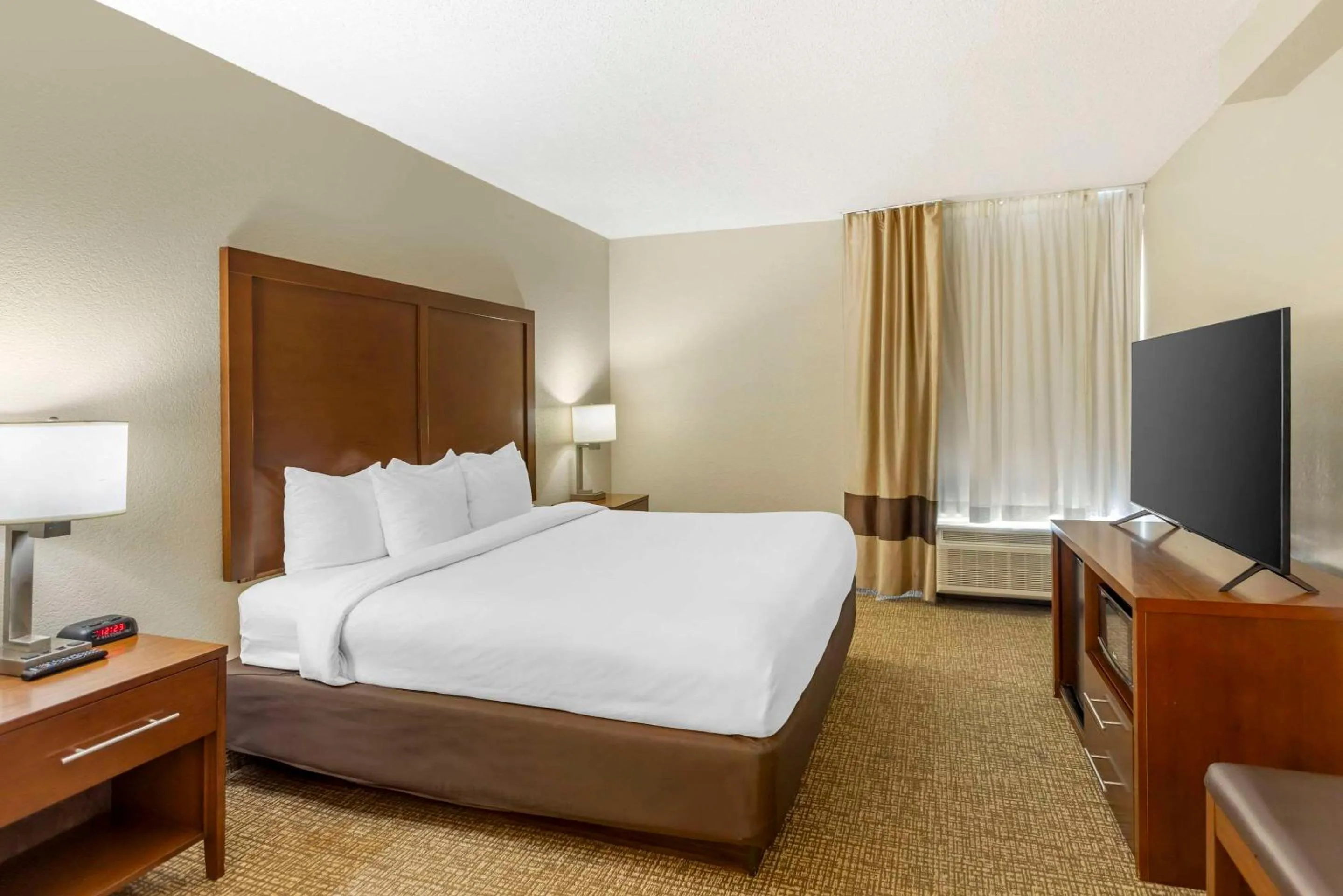 Bedroom, Bed in Comfort Inn Meridian - Bonita Lakes