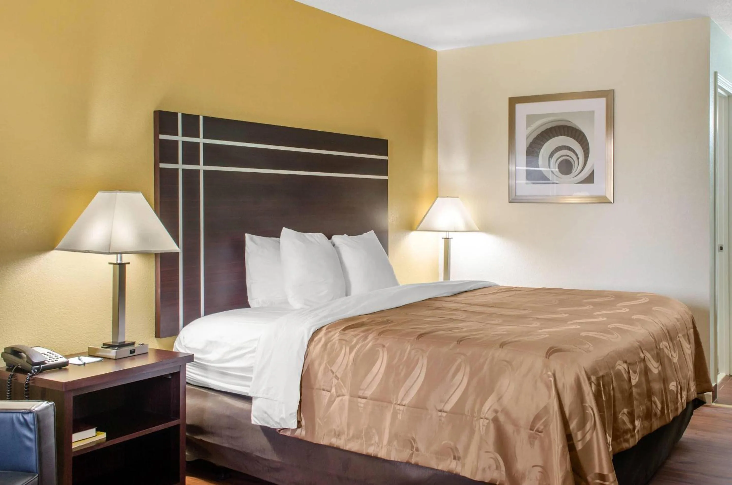 Bedroom, Bed in Quality Inn McComb