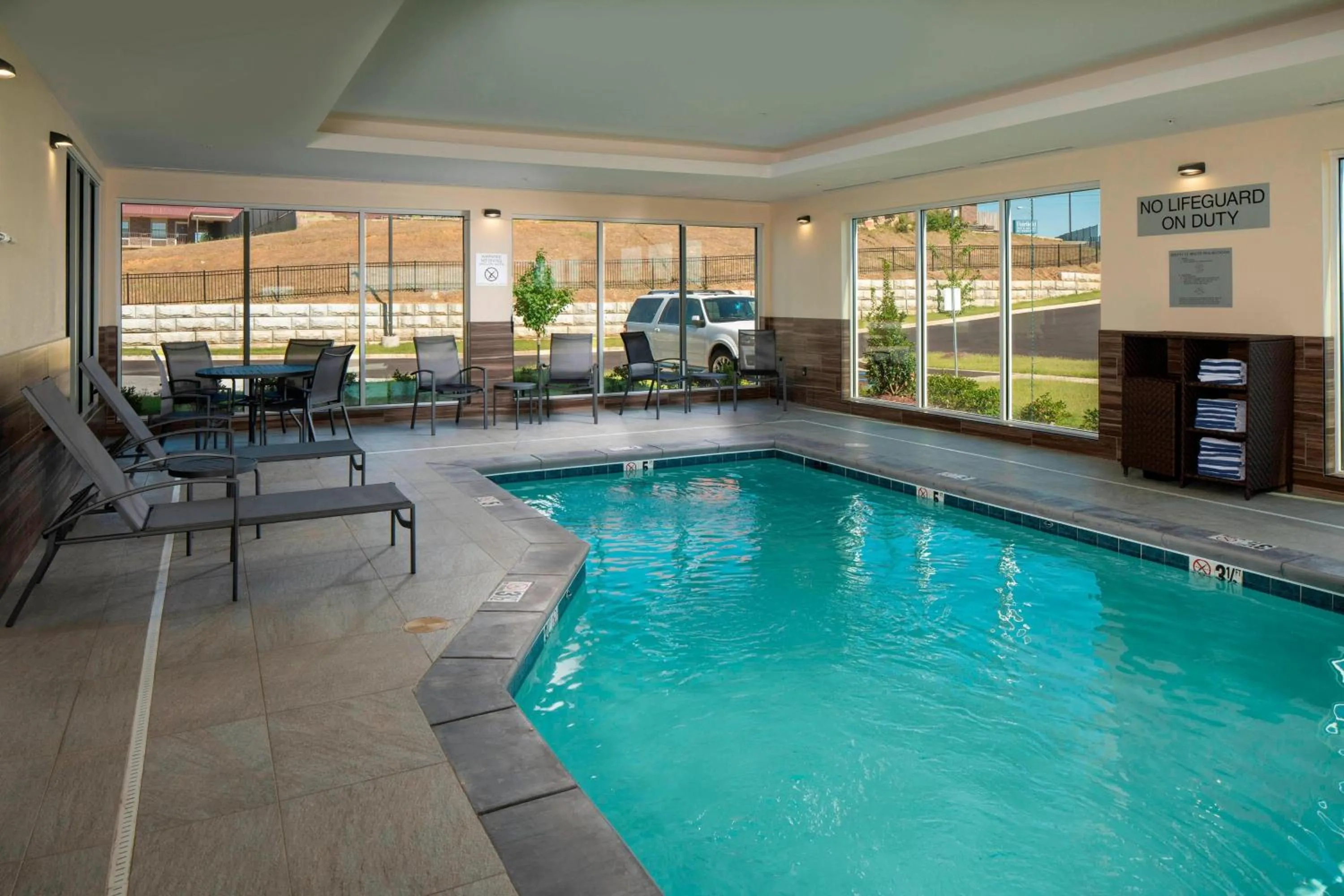Swimming pool in Fairfield Inn & Suites by Marriott Batesville