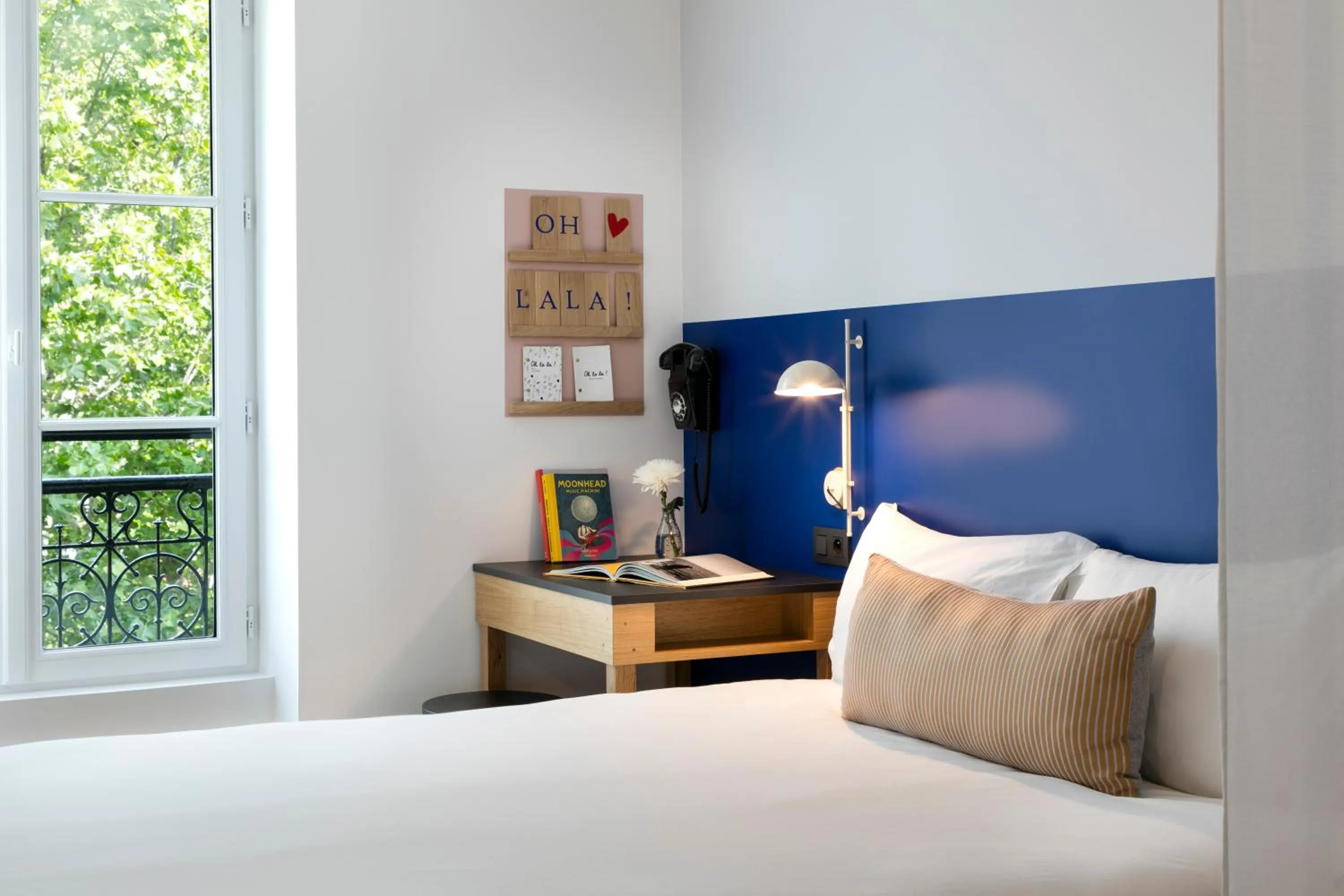 Bedroom, Bed in Oh la la ! Hotel Bar Paris Bastille