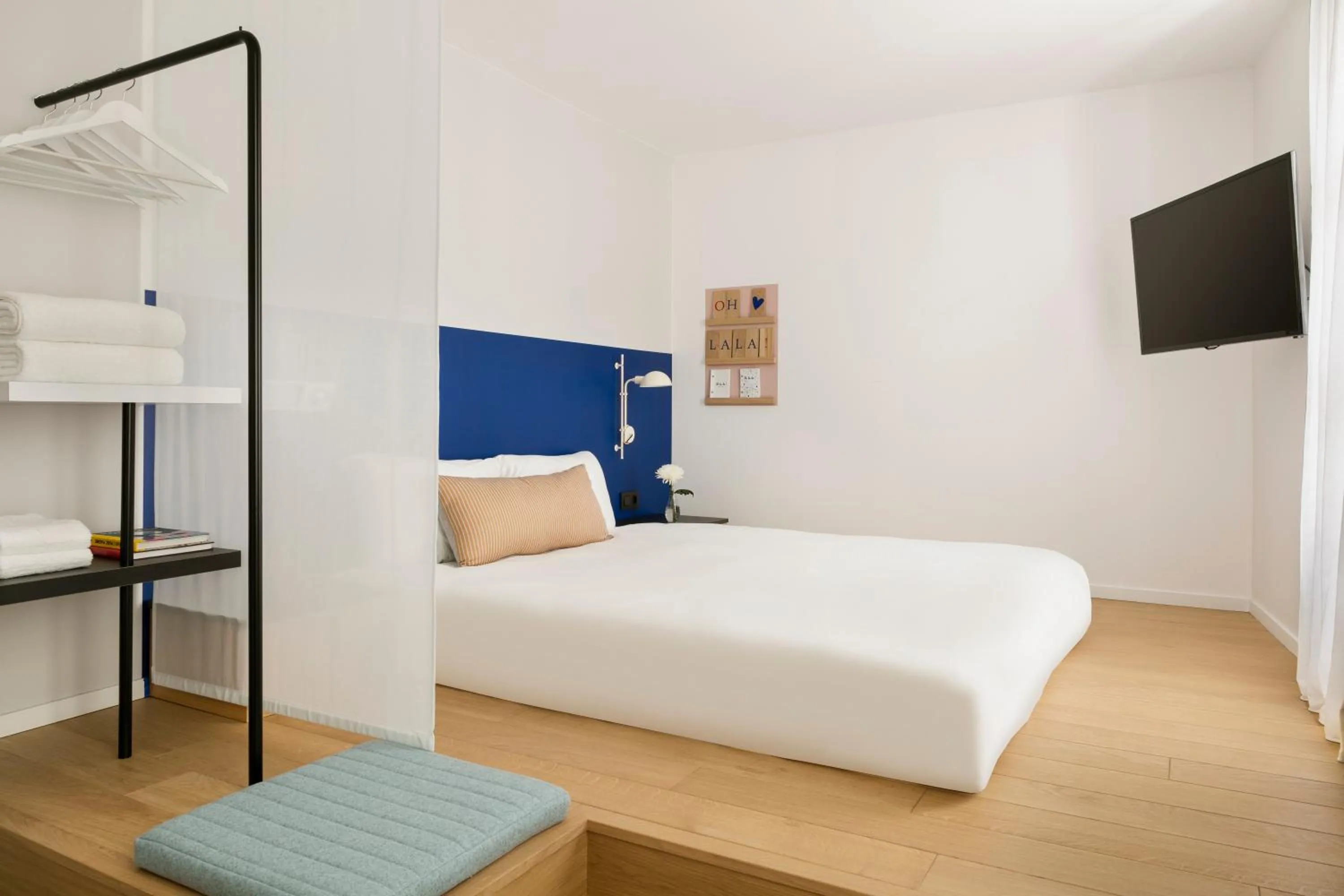 Photo of the whole room, Bed in Oh la la ! Hotel Bar Paris Bastille