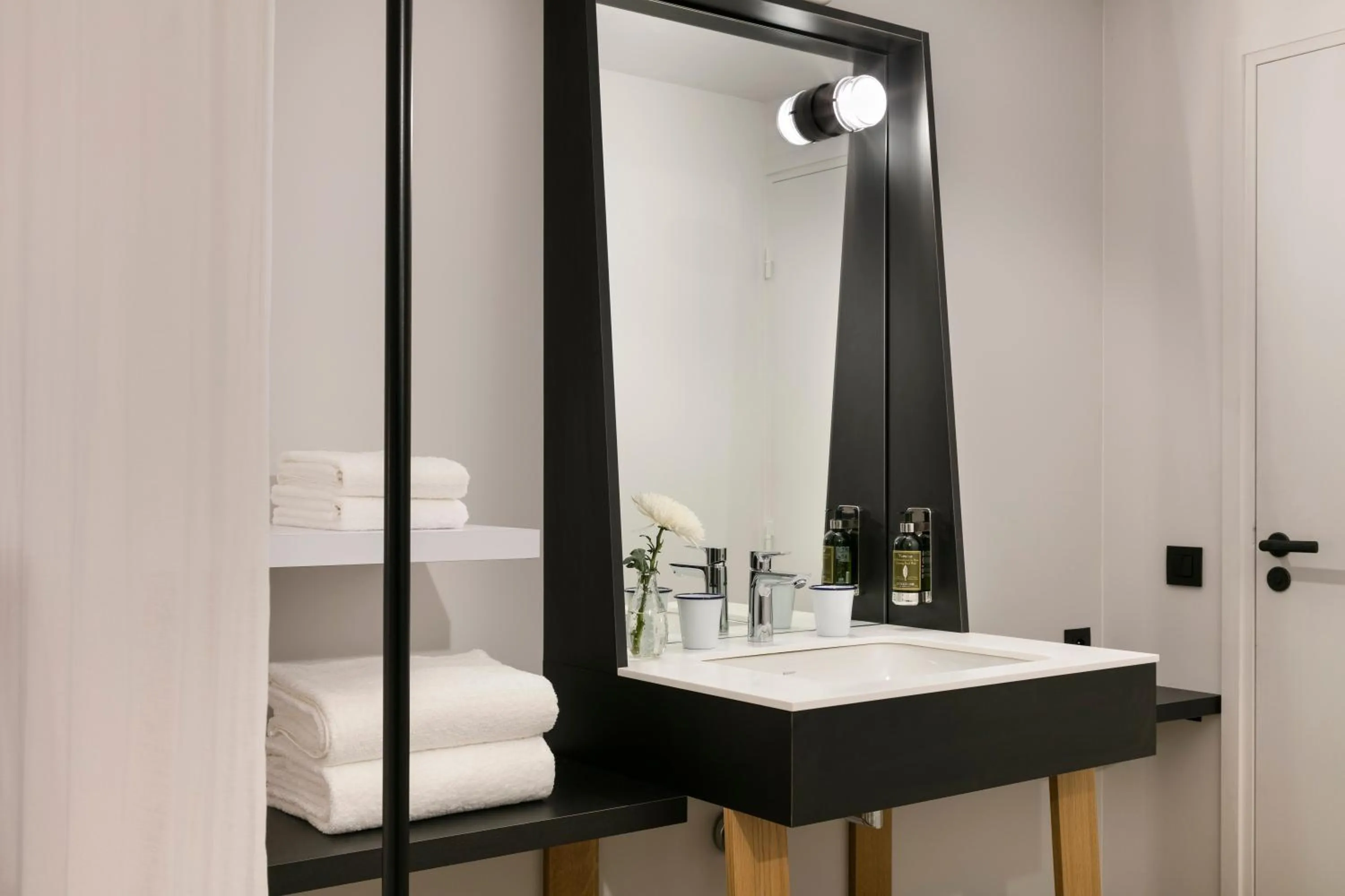 Bathroom in Oh la la ! Hotel Bar Paris Bastille