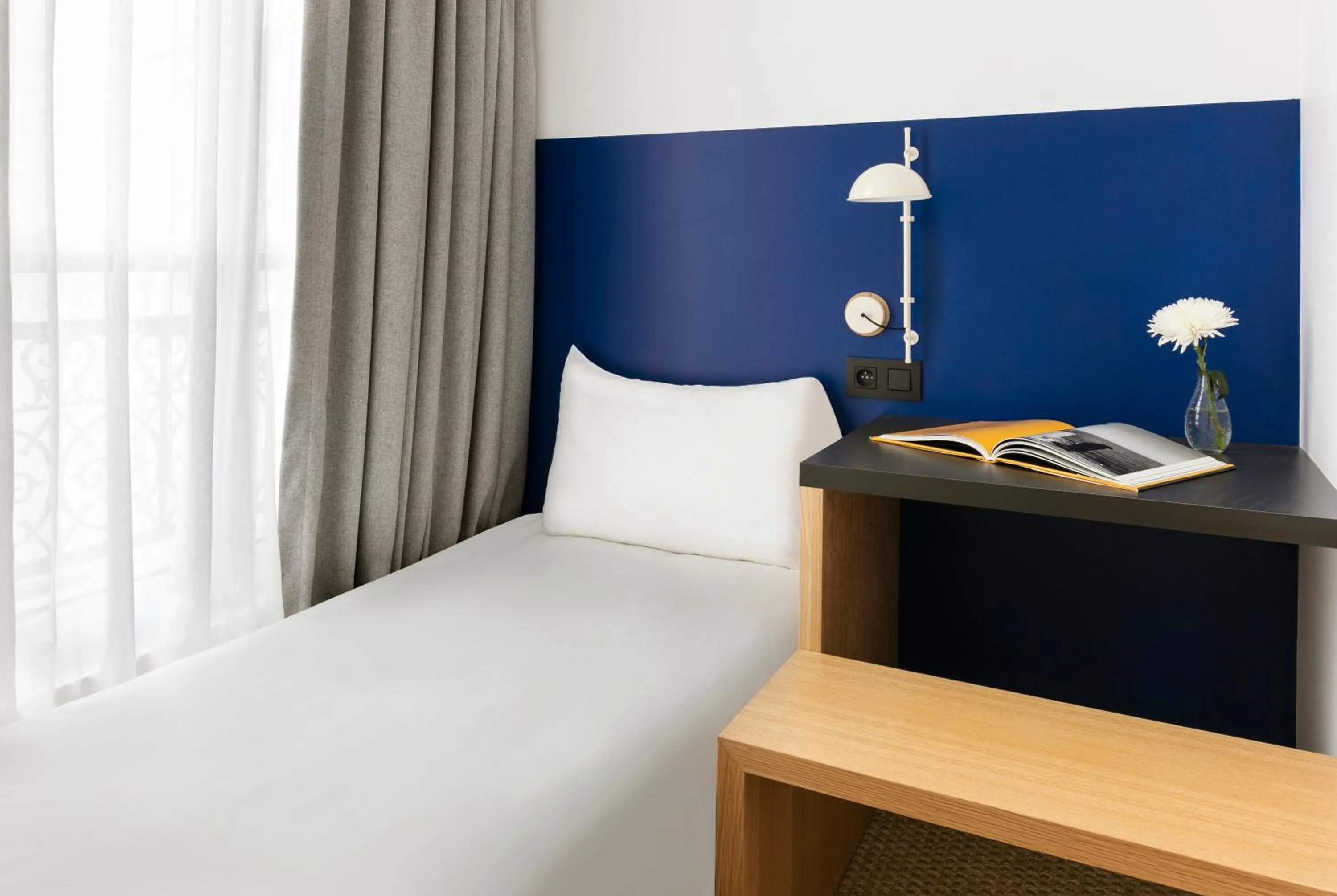 Bed in Oh la la ! Hotel Bar Paris Bastille