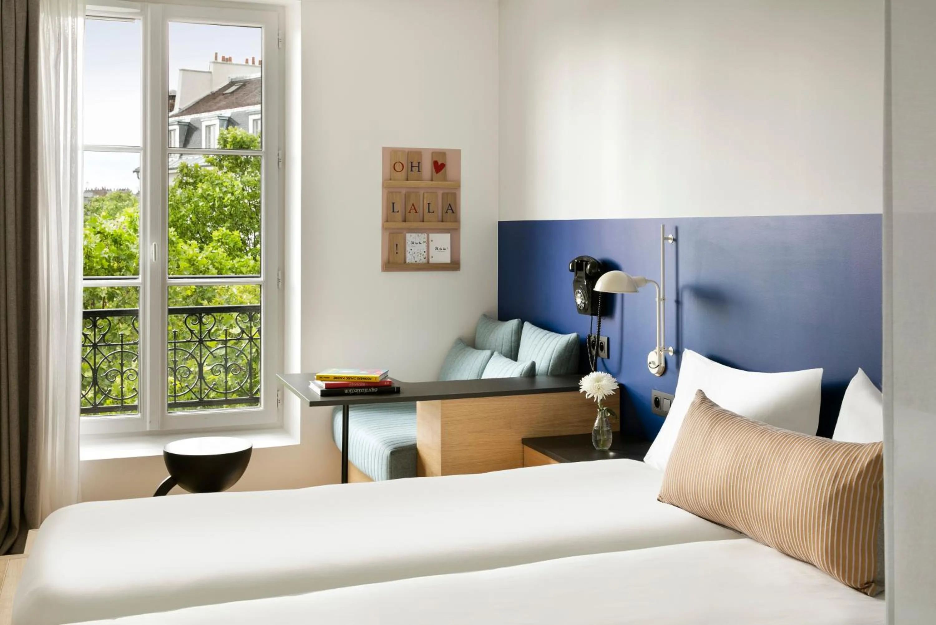 Bed in Oh la la ! Hotel Bar Paris Bastille