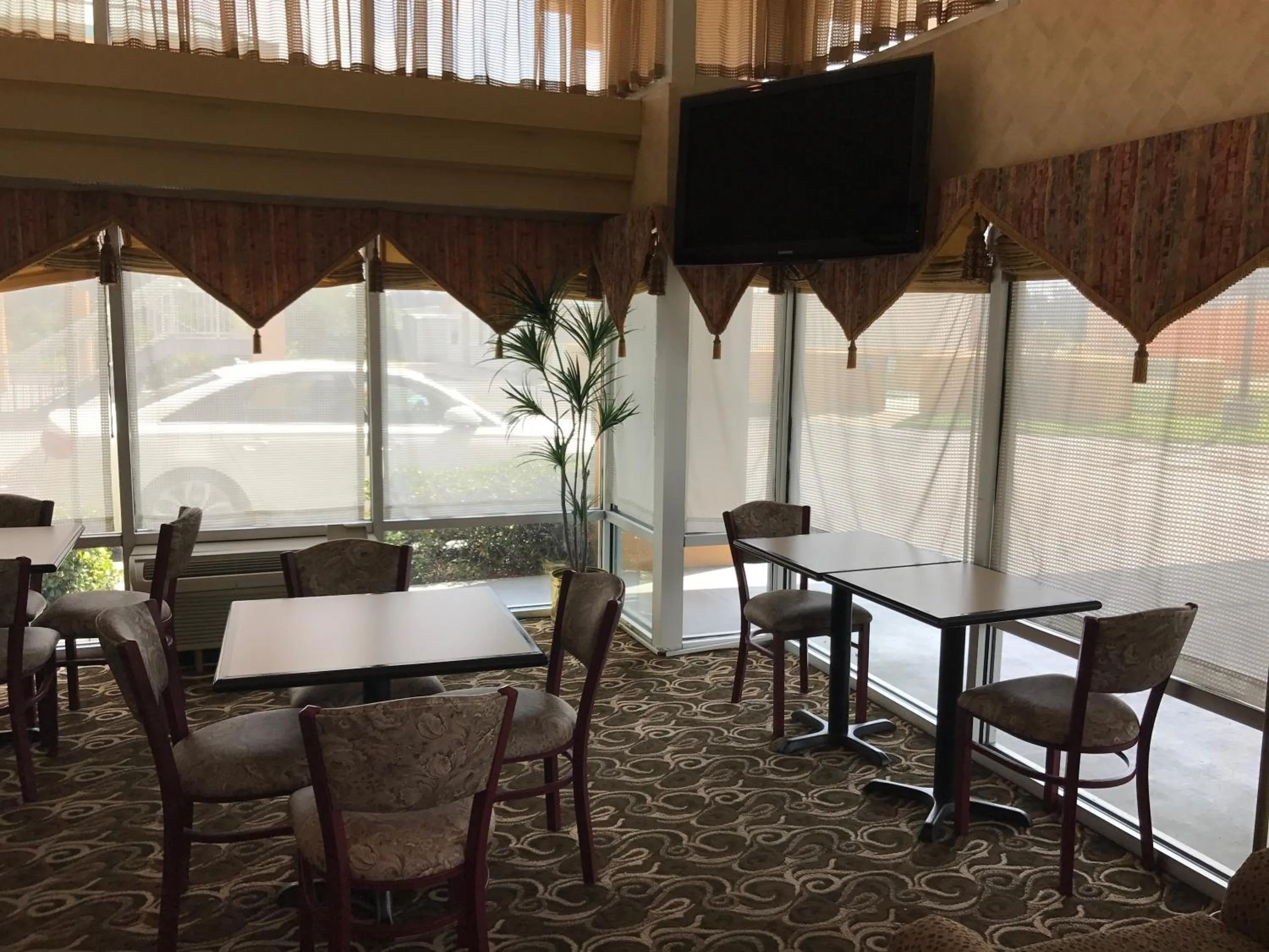 Restaurant/places to eat in FairBridge Inn Express Natchez