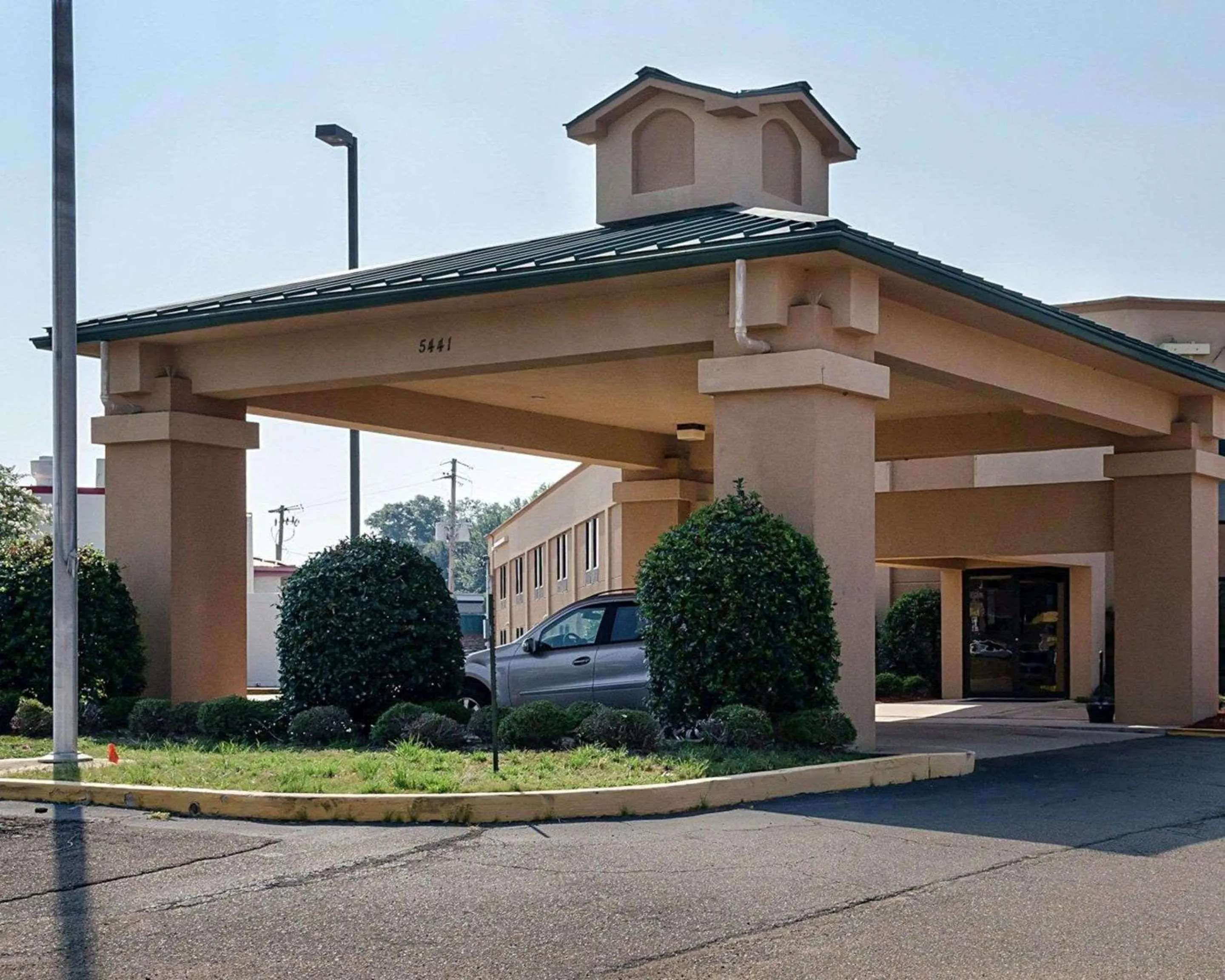 Property building in Quality Inn Magee