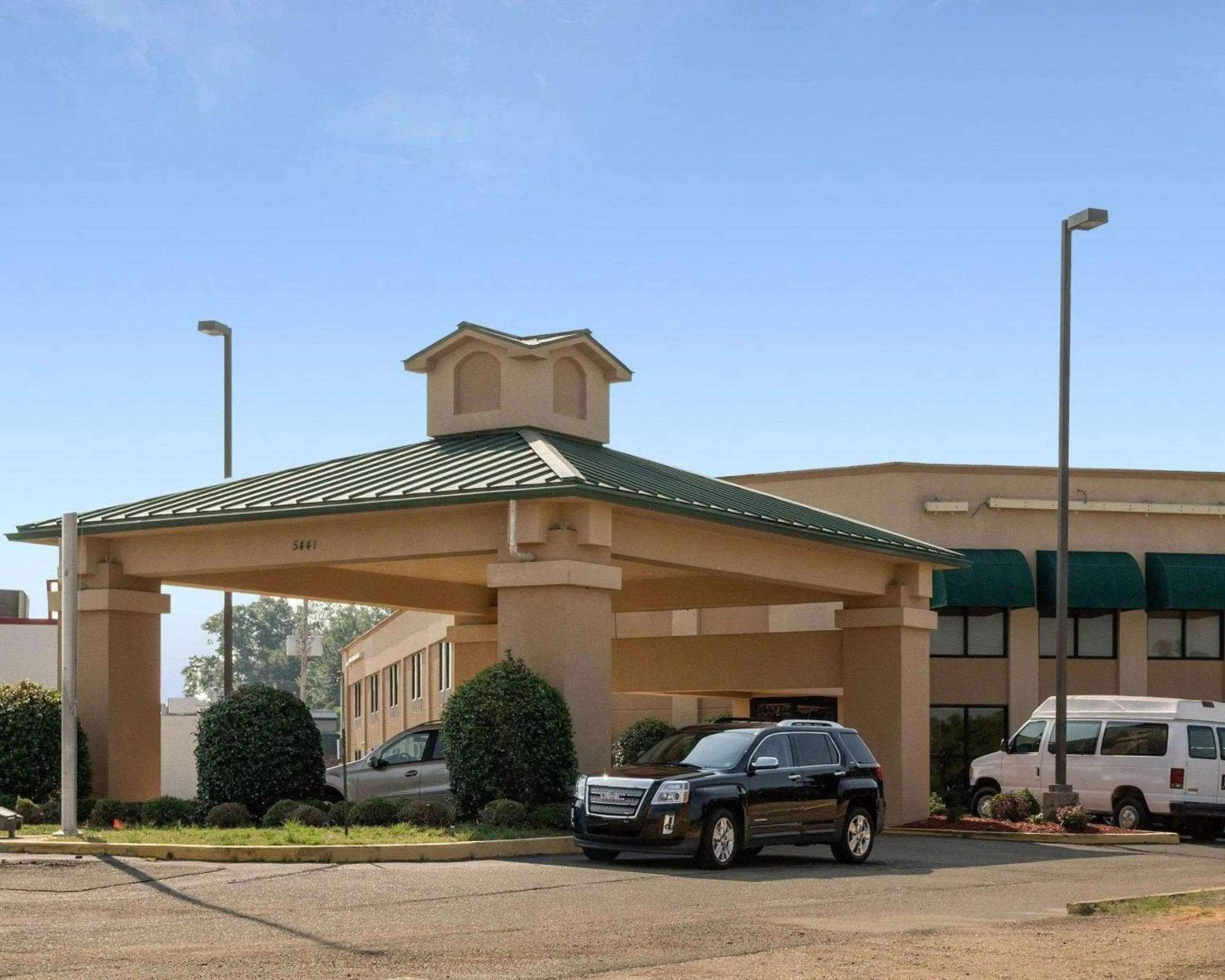 Property building in Quality Inn Magee