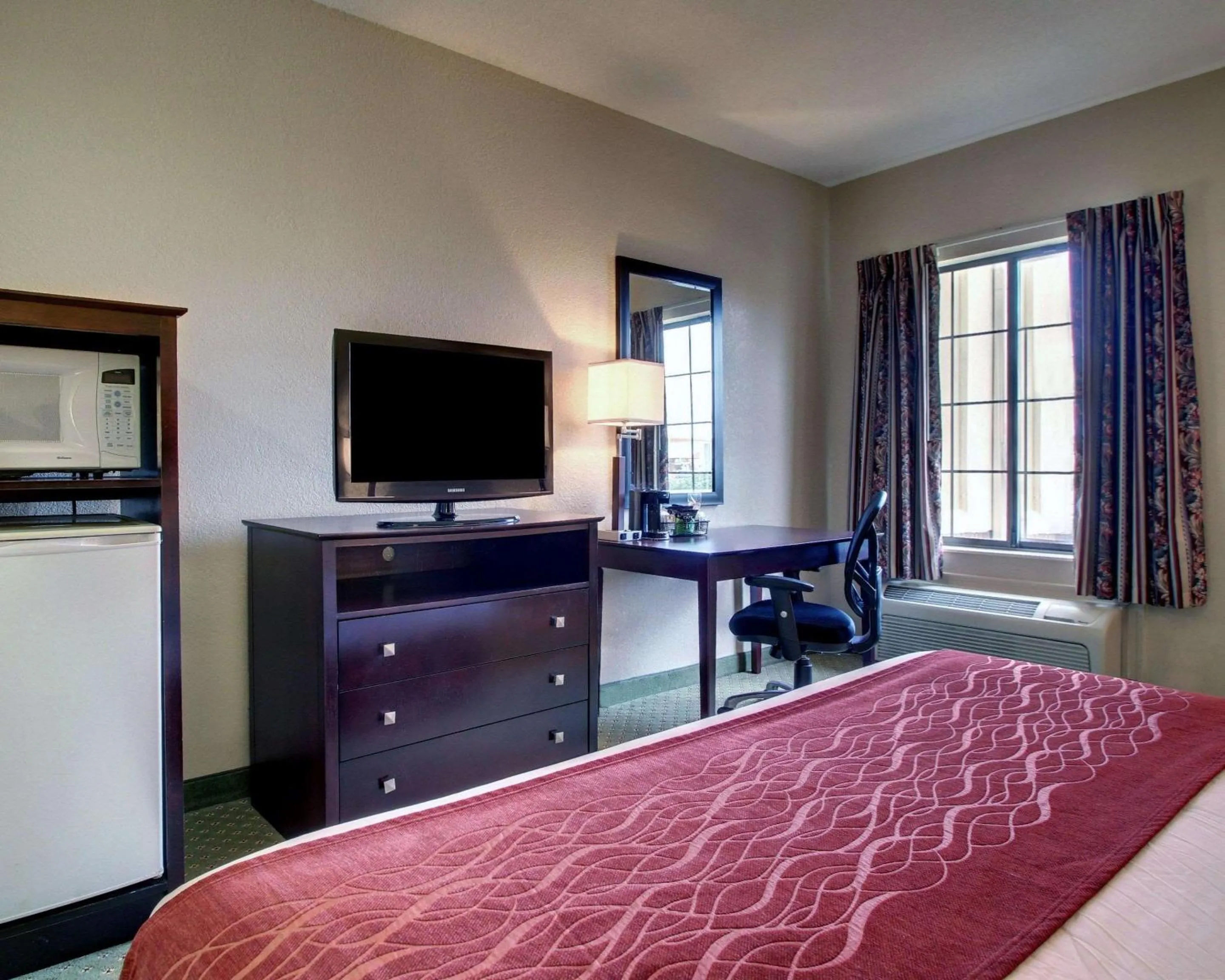 Photo of the whole room, Bed in Columbia Inn & Suites