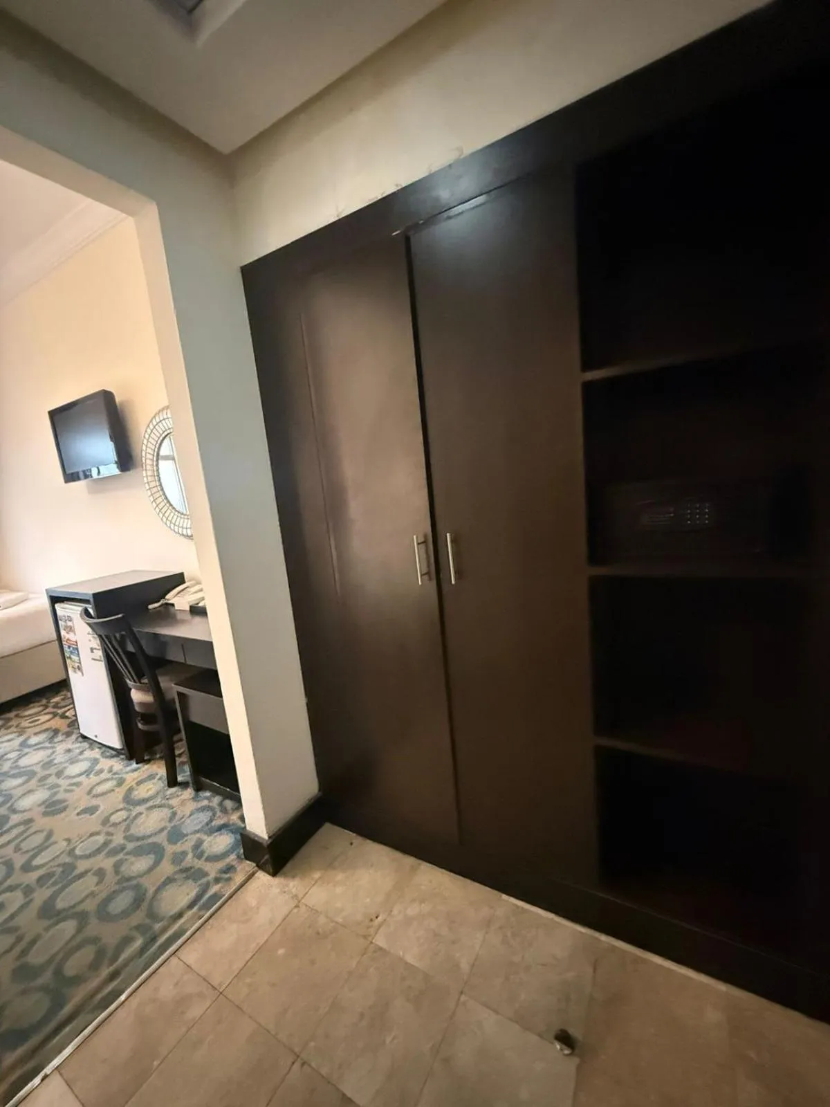 wardrobe in Saif Al Majd Hotel