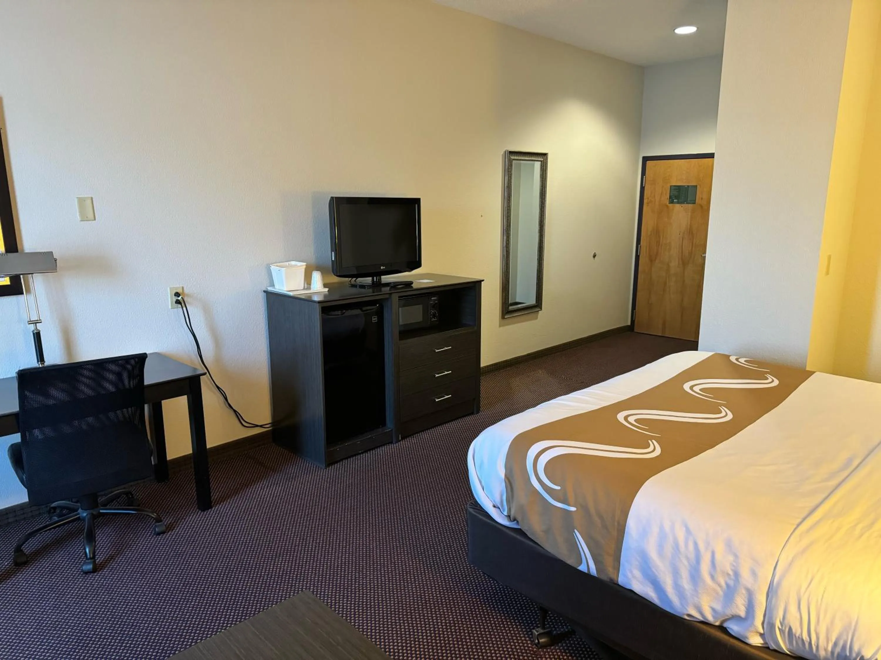 Bed in Quality Inn & Suites Hattiesburg North