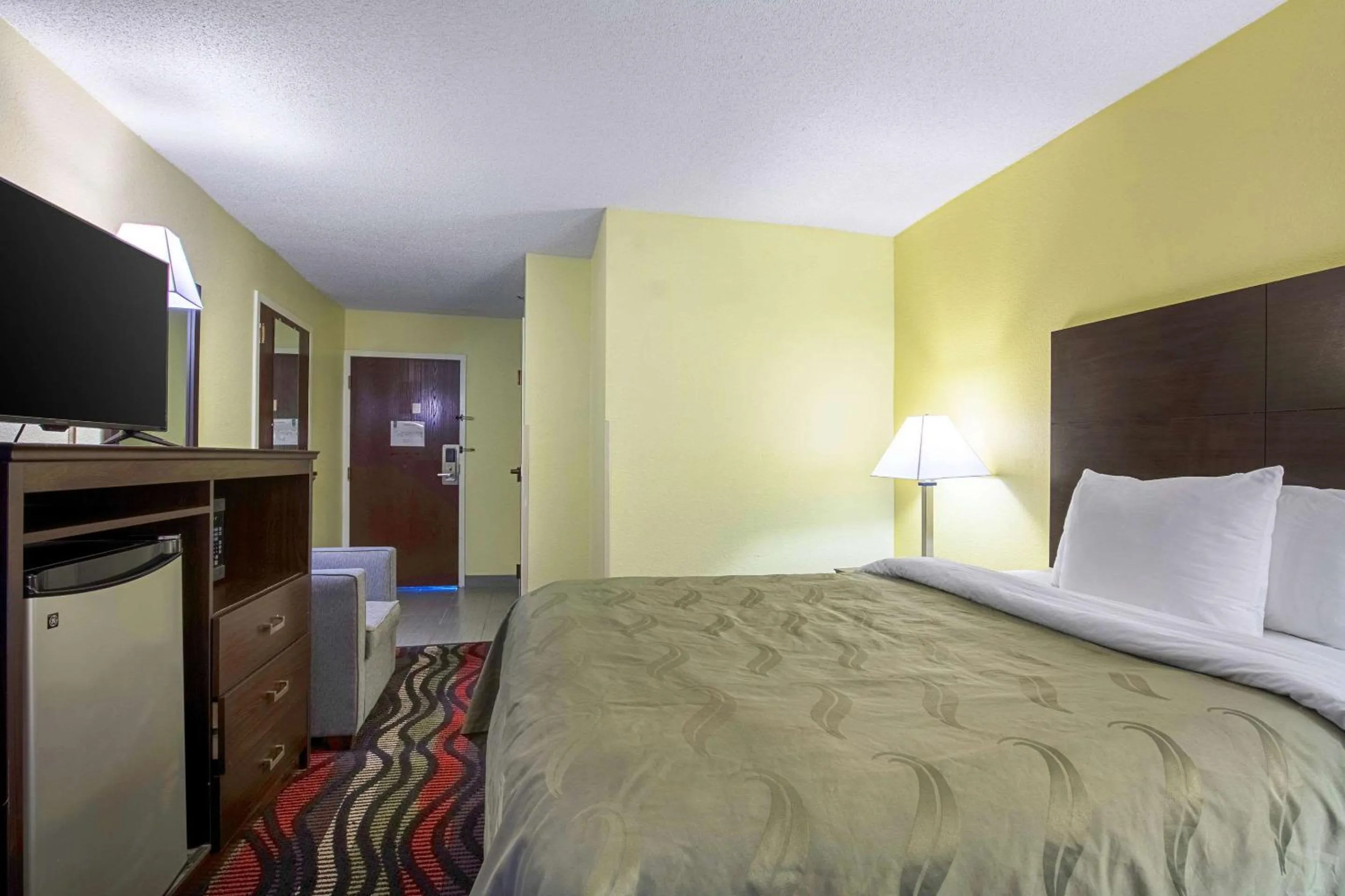 Photo of the whole room, Bed in Quality Inn Holly Springs South