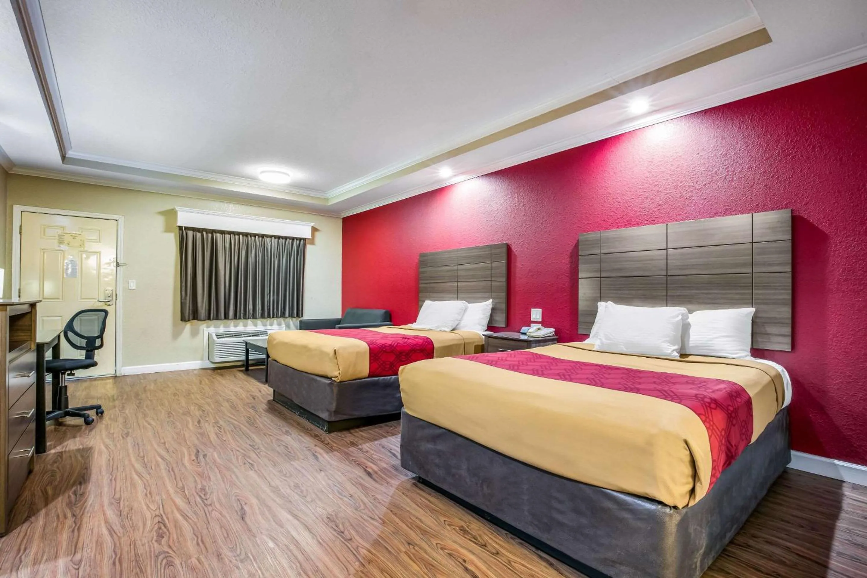 Photo of the whole room, Bed in Econo Lodge Inn & Suites Horn Lake - Southhaven