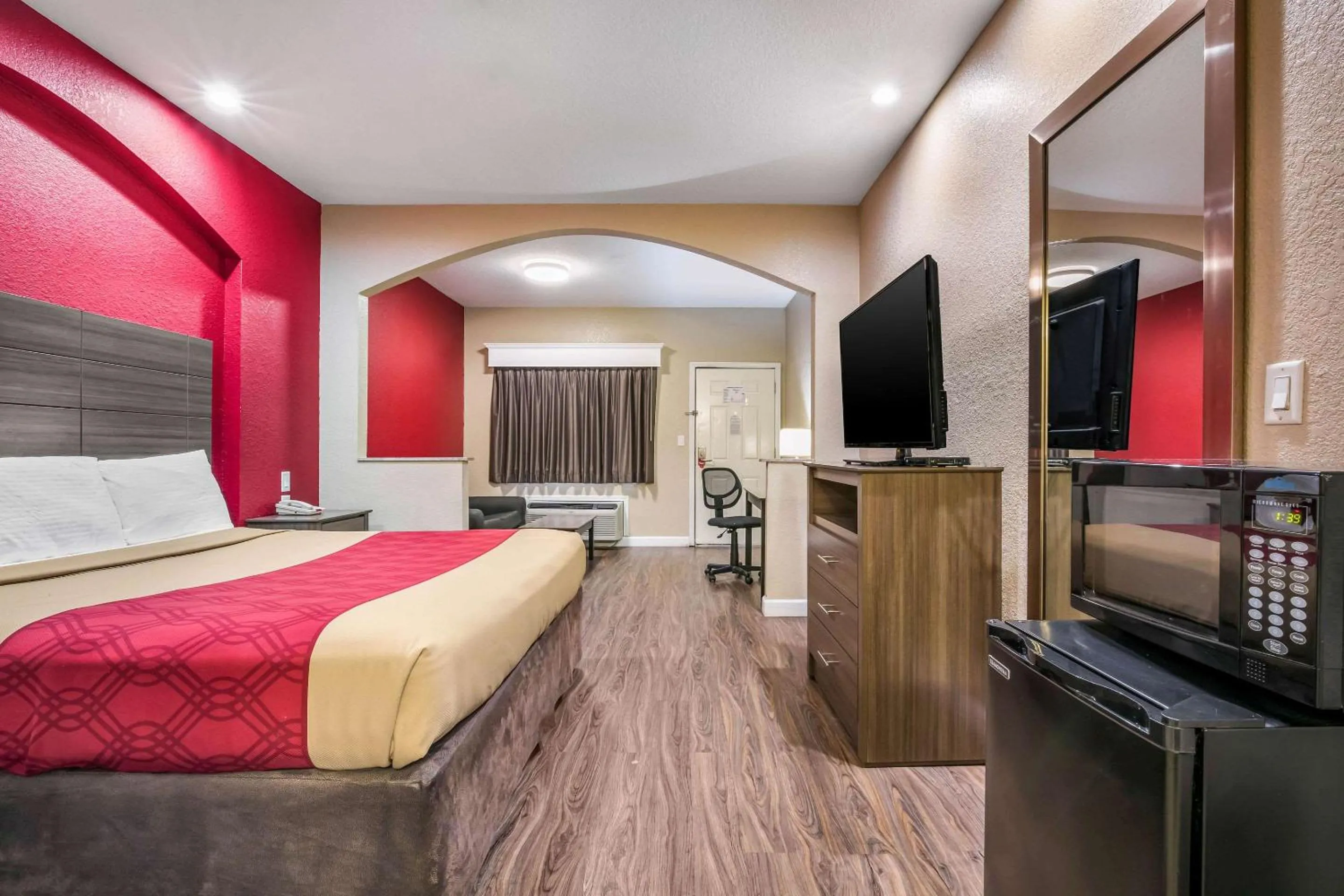 Photo of the whole room, Bed in Econo Lodge Inn & Suites Horn Lake - Southhaven