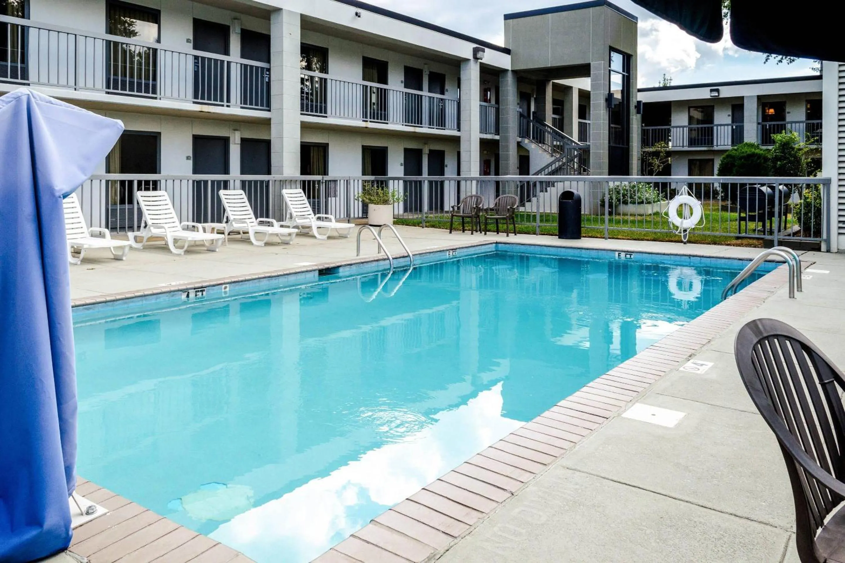 Swimming pool in Quality Inn Moss Point - Pascagoula
