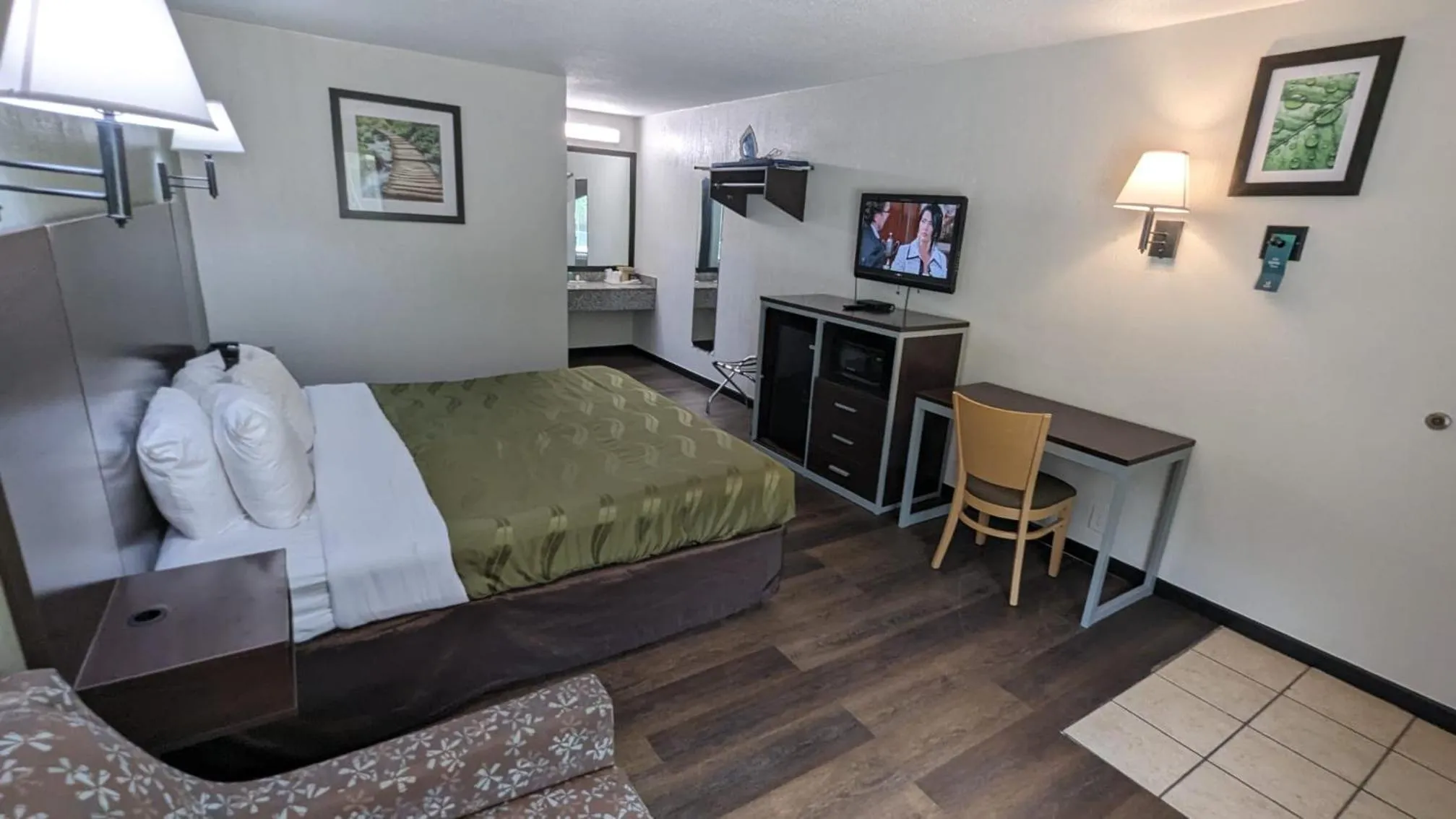 Bedroom, Bed in Quality Inn Moss Point - Pascagoula