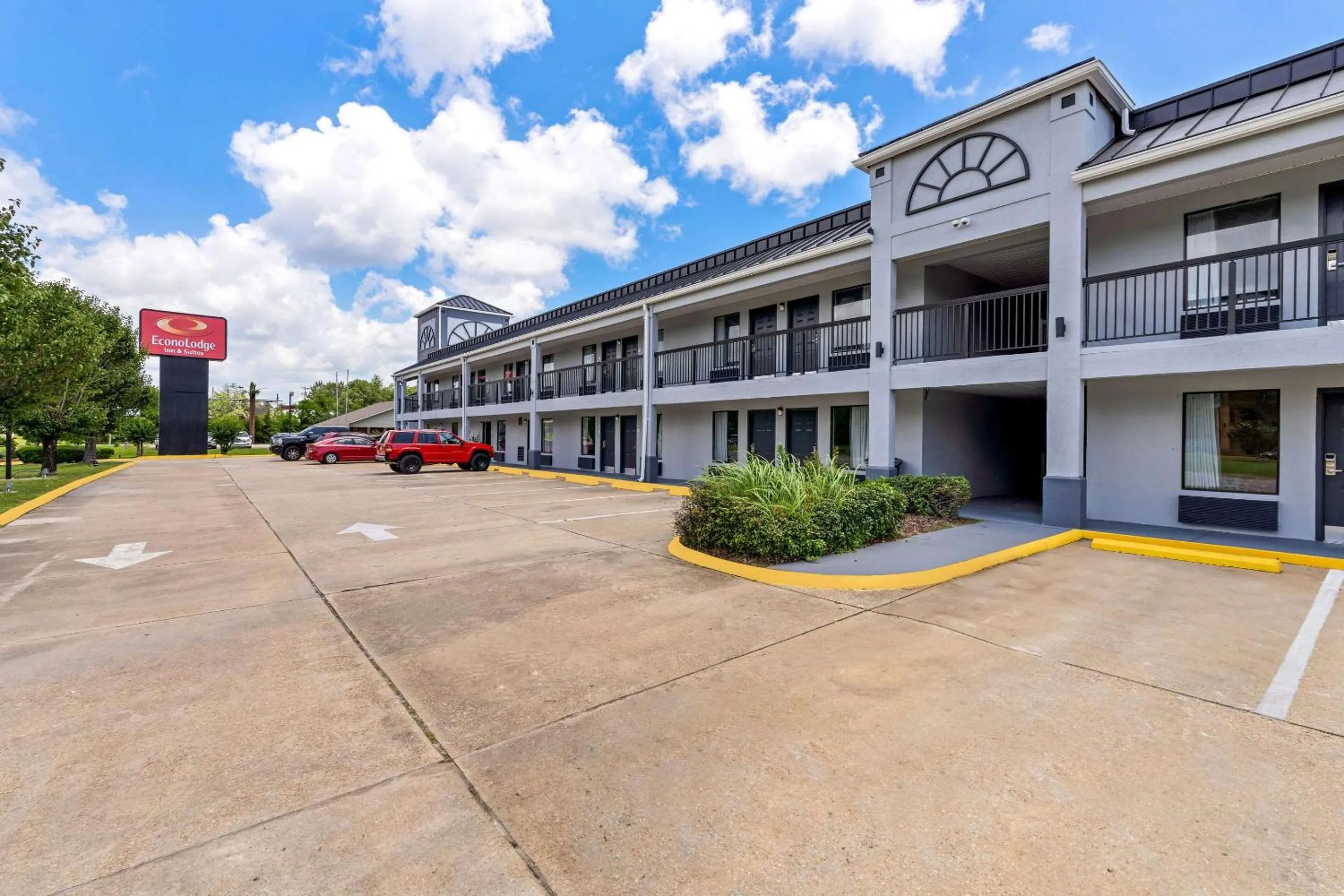 Property building in Econo Lodge Inn & Suites Ocean Springs - Biloxi