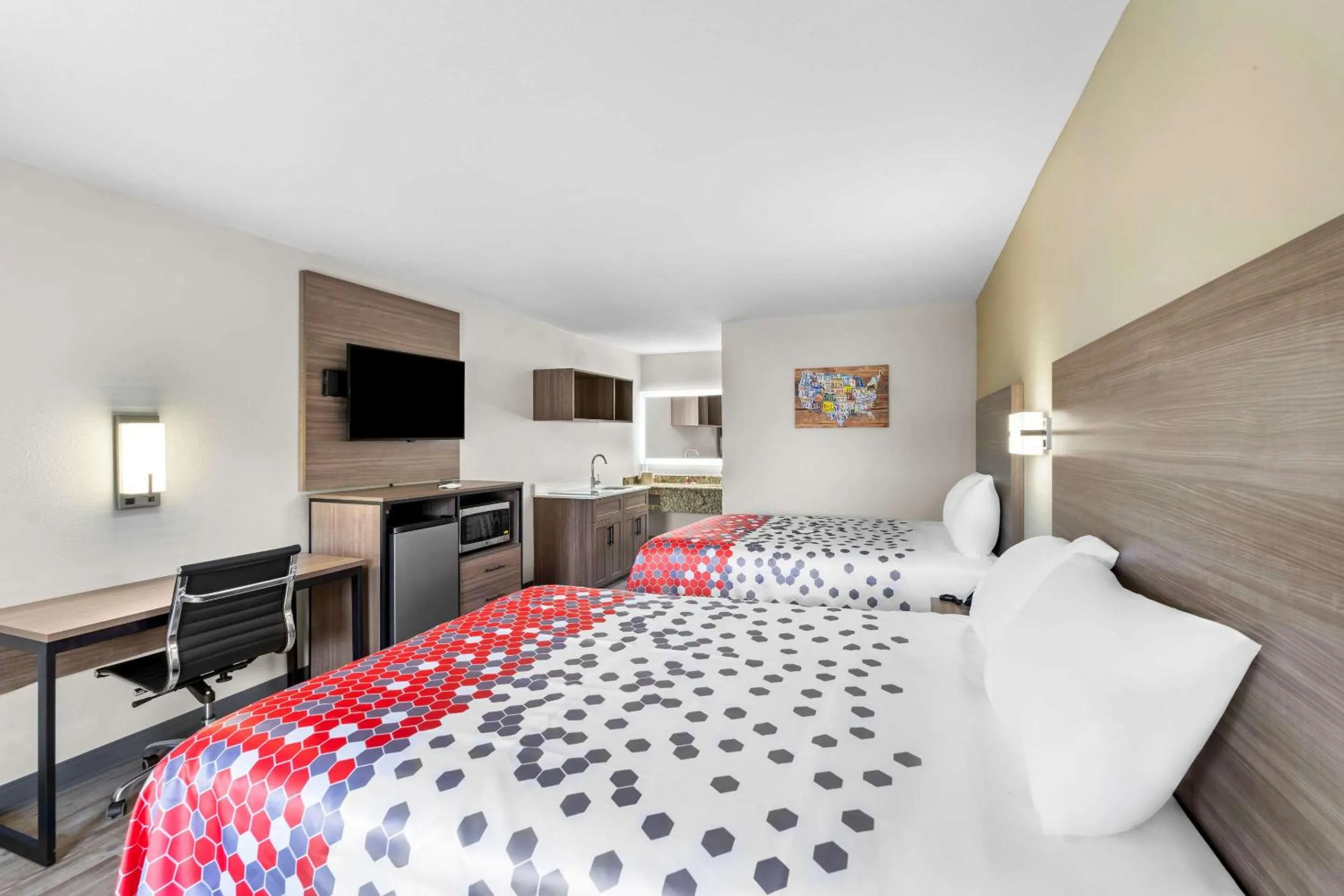 Bedroom, Bed in Econo Lodge Inn & Suites Ocean Springs - Biloxi