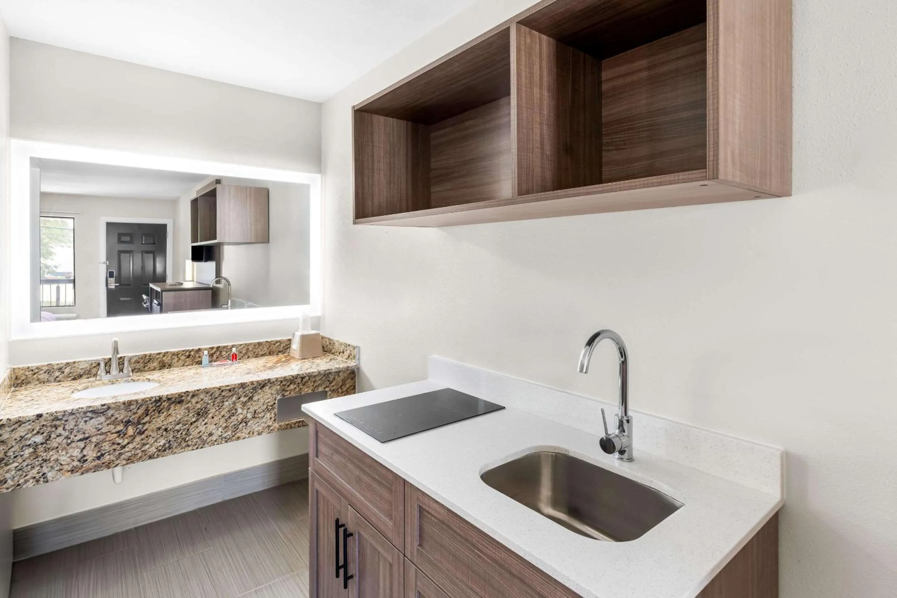 Bedroom in Econo Lodge Inn & Suites Ocean Springs - Biloxi