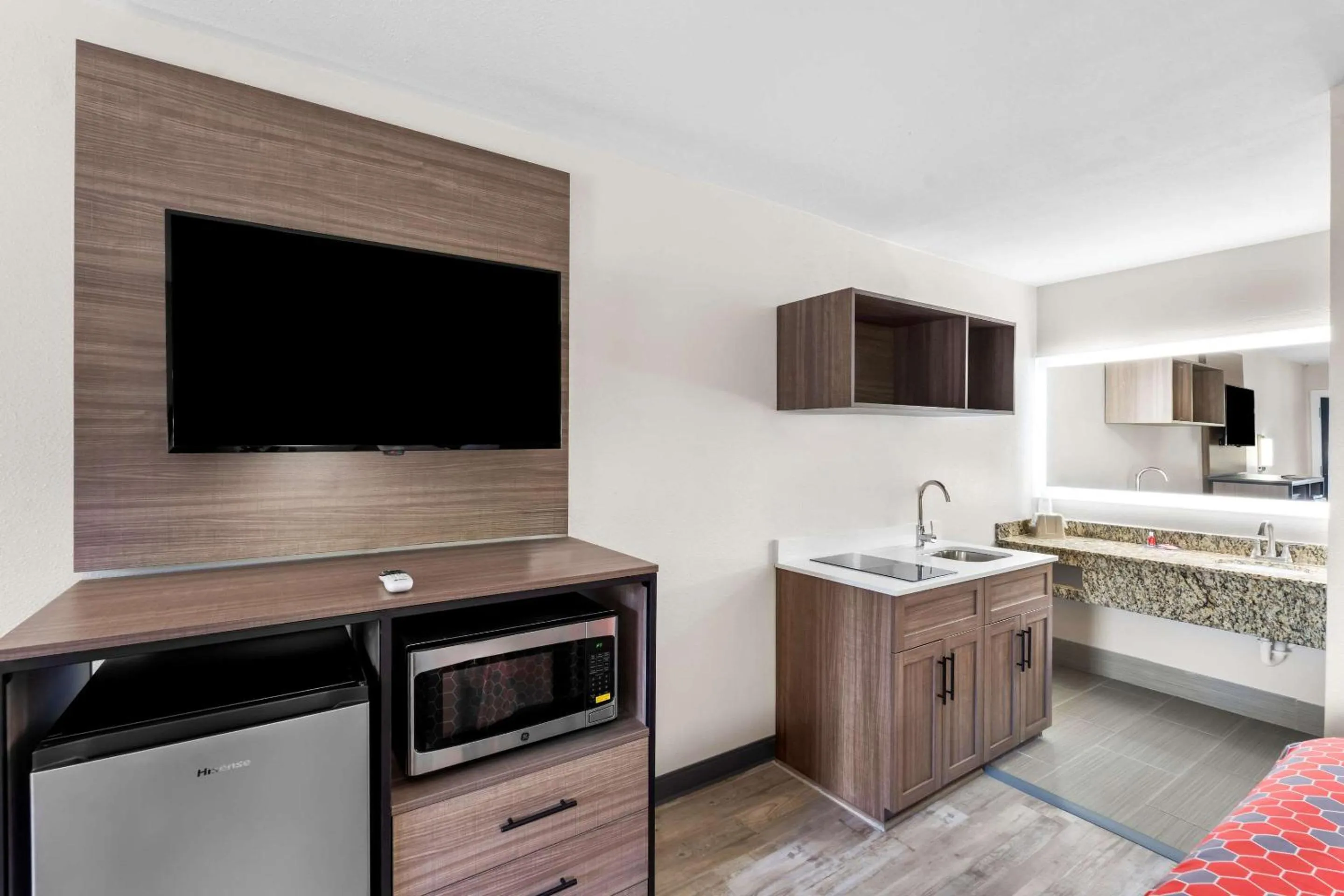 Bedroom in Econo Lodge Inn & Suites Ocean Springs - Biloxi