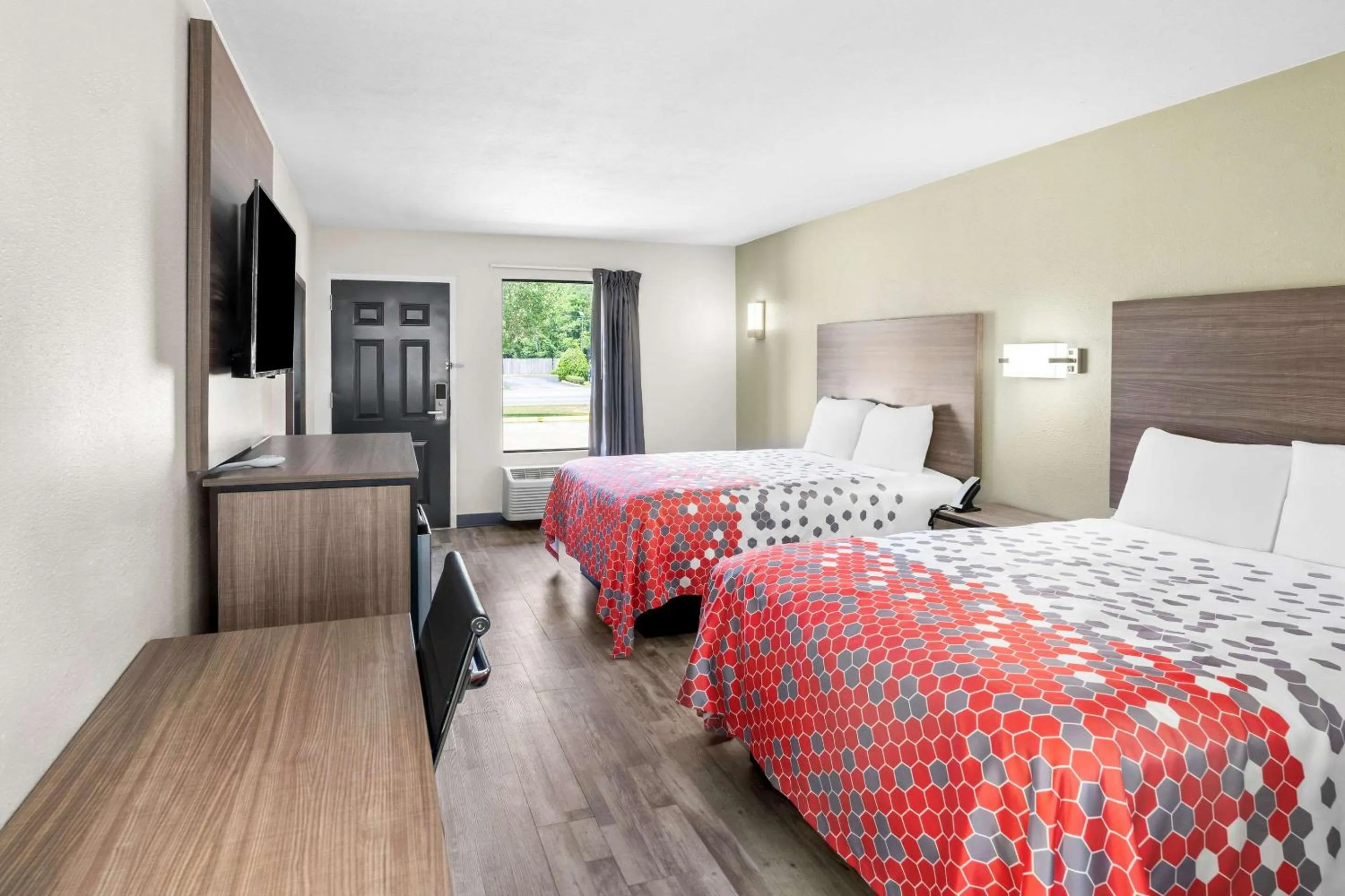 Bedroom, Bed in Econo Lodge Inn & Suites Ocean Springs - Biloxi