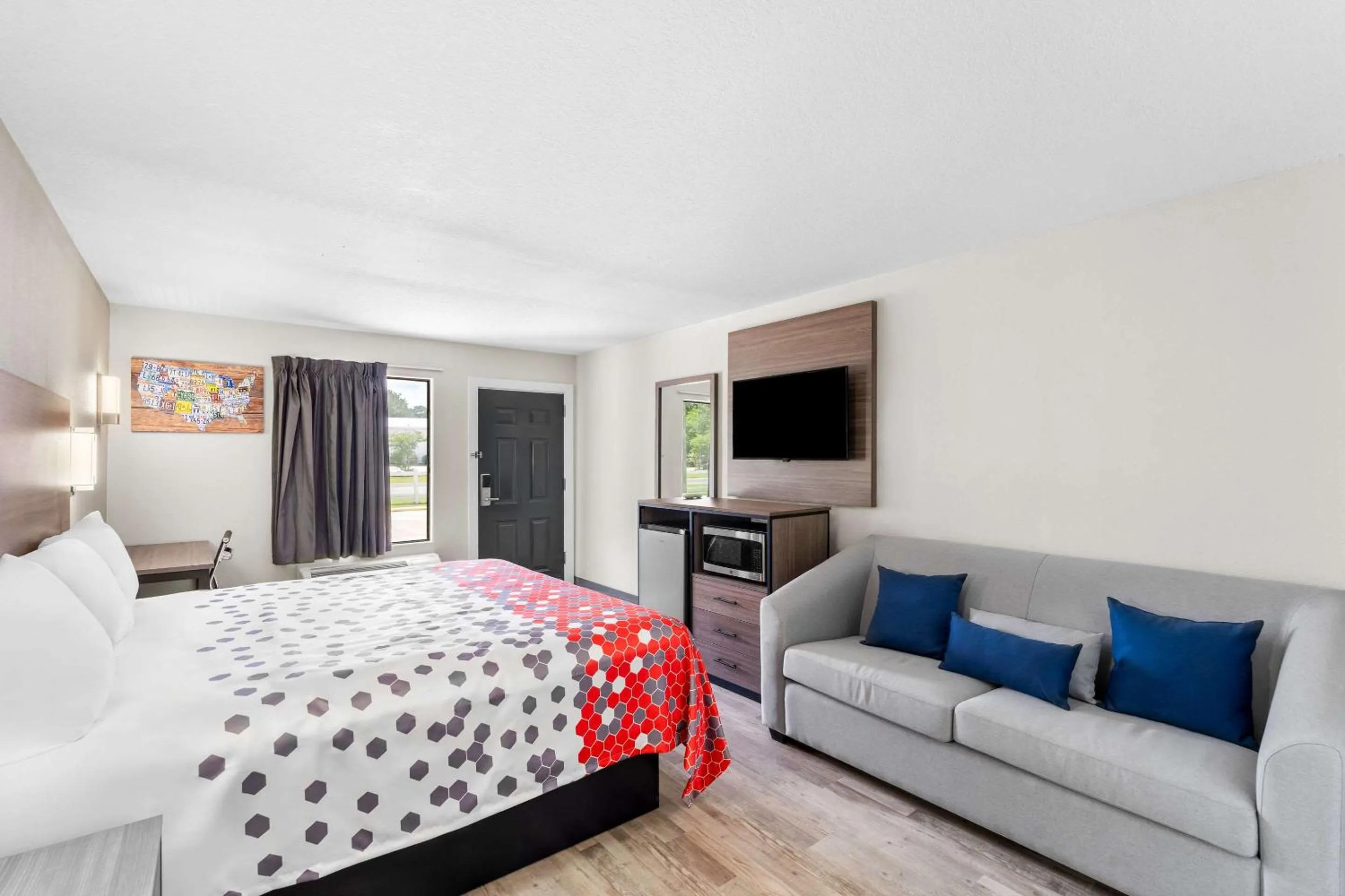 Bedroom, Bed in Econo Lodge Inn & Suites Ocean Springs - Biloxi