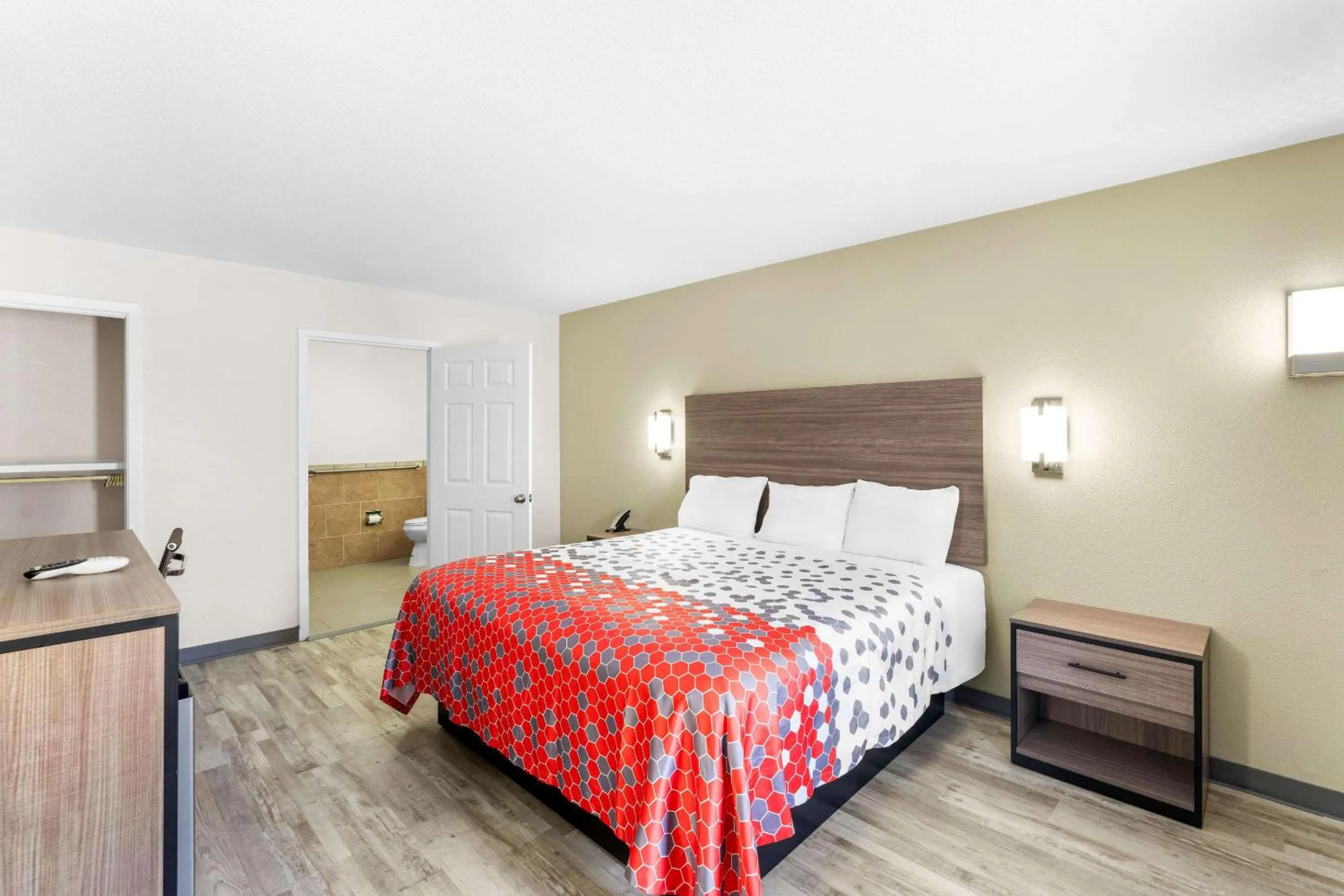 Bedroom, Bed in Econo Lodge Inn & Suites Ocean Springs - Biloxi