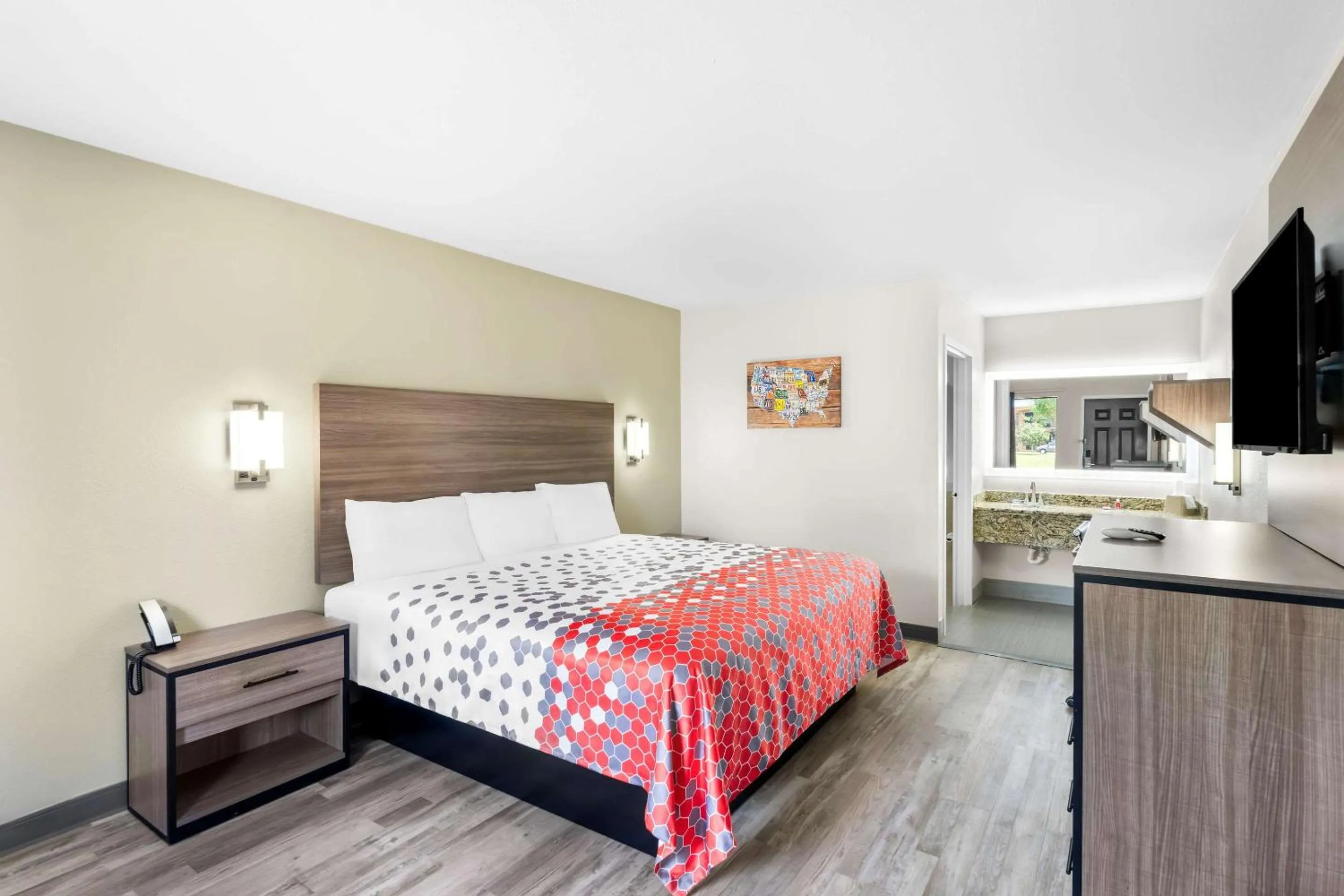 Bedroom, Bed in Econo Lodge Inn & Suites Ocean Springs - Biloxi