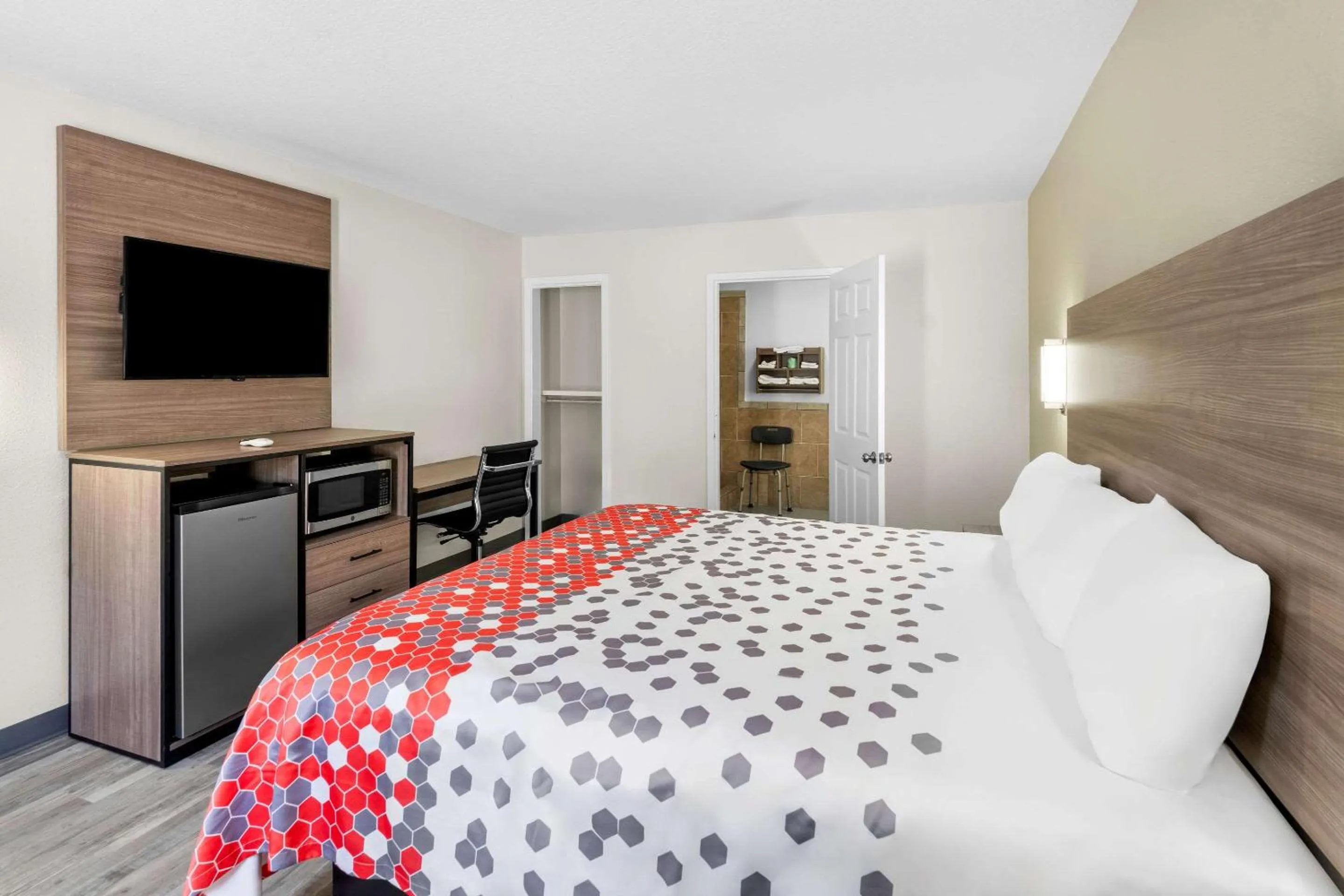 Bedroom, Bed in Econo Lodge Inn & Suites Ocean Springs - Biloxi