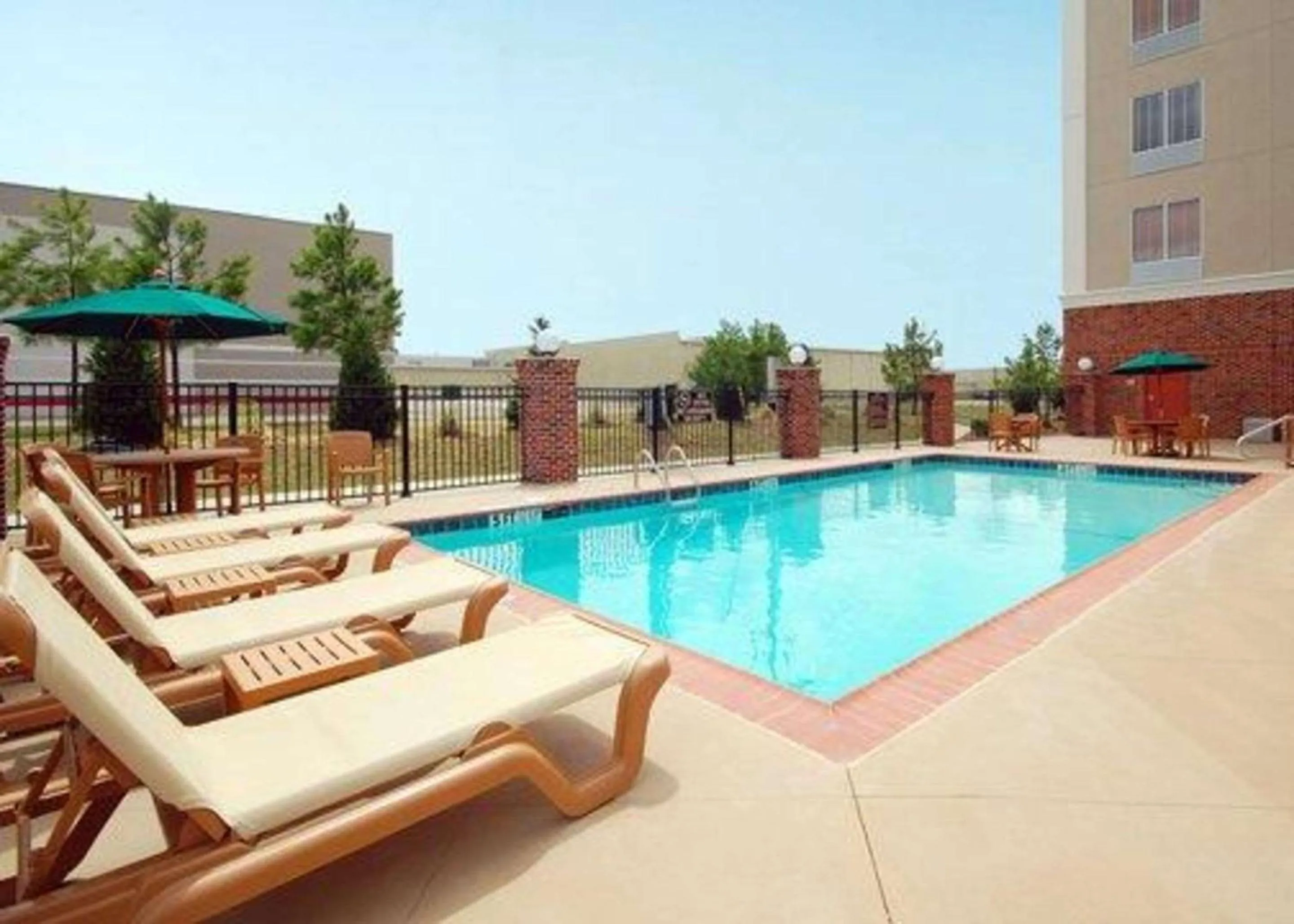 Swimming pool in Comfort Suites Flowood - Jackson Airport