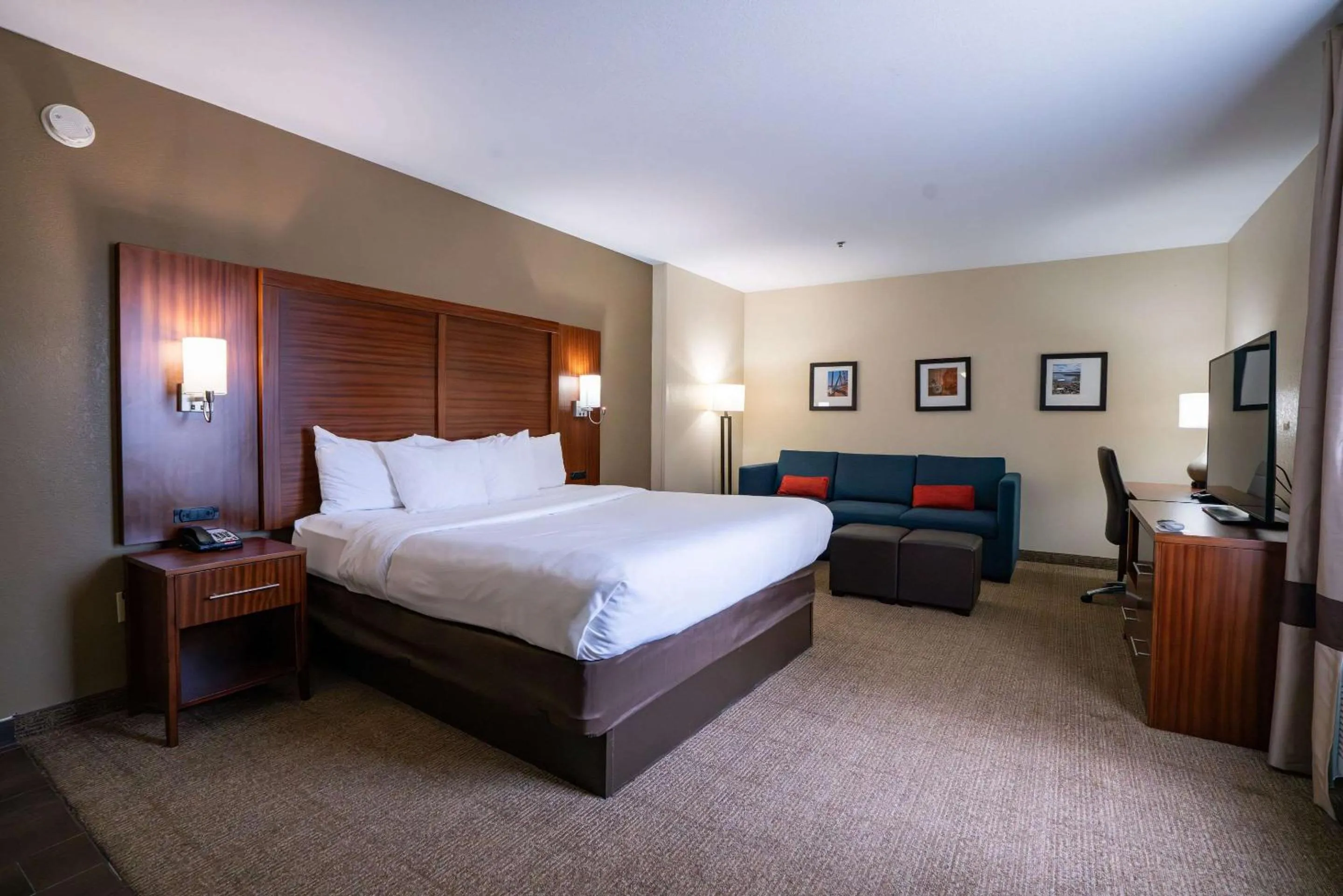 Bedroom in Comfort Suites Flowood - Jackson Airport