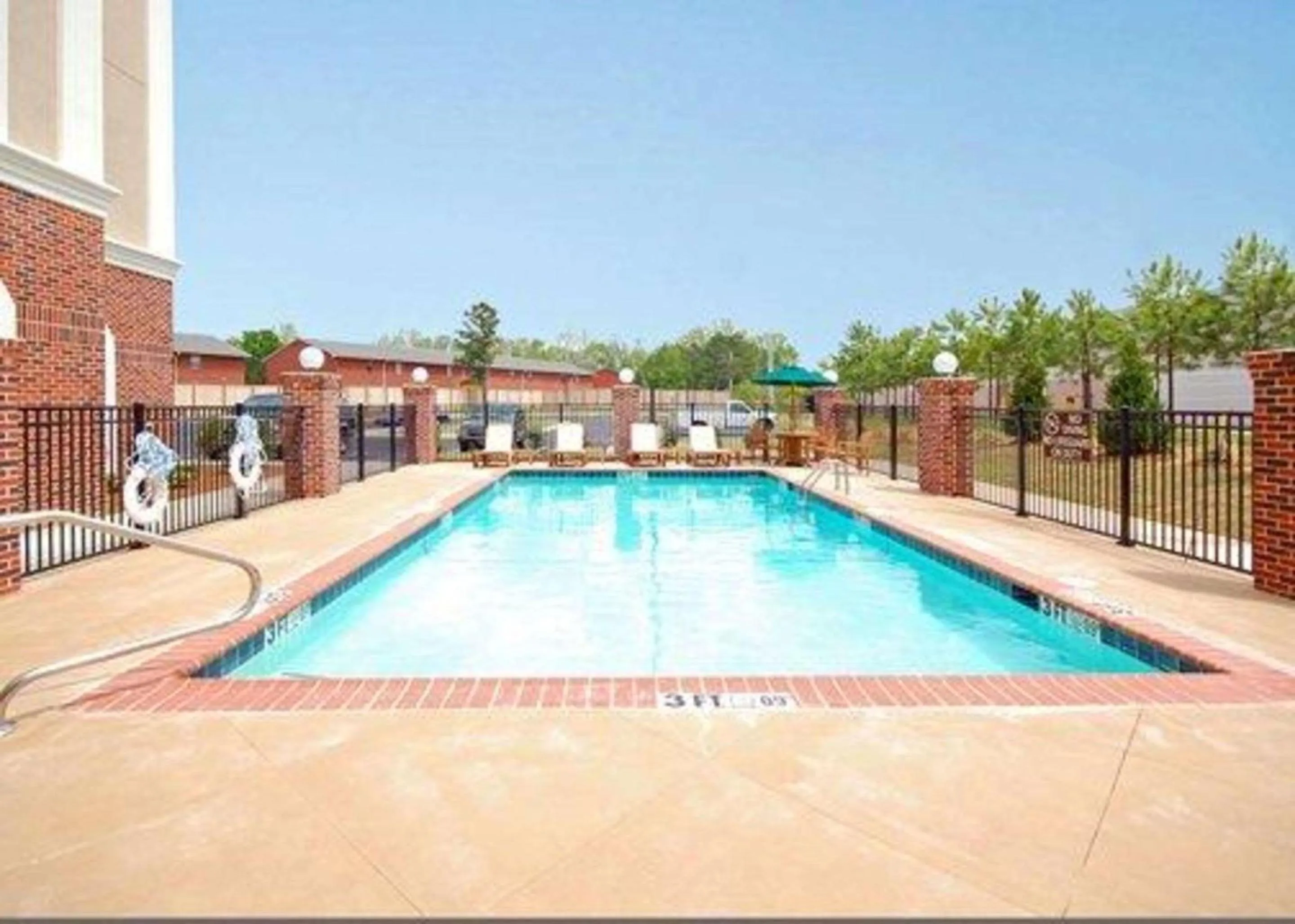 Swimming pool in Comfort Suites Flowood - Jackson Airport