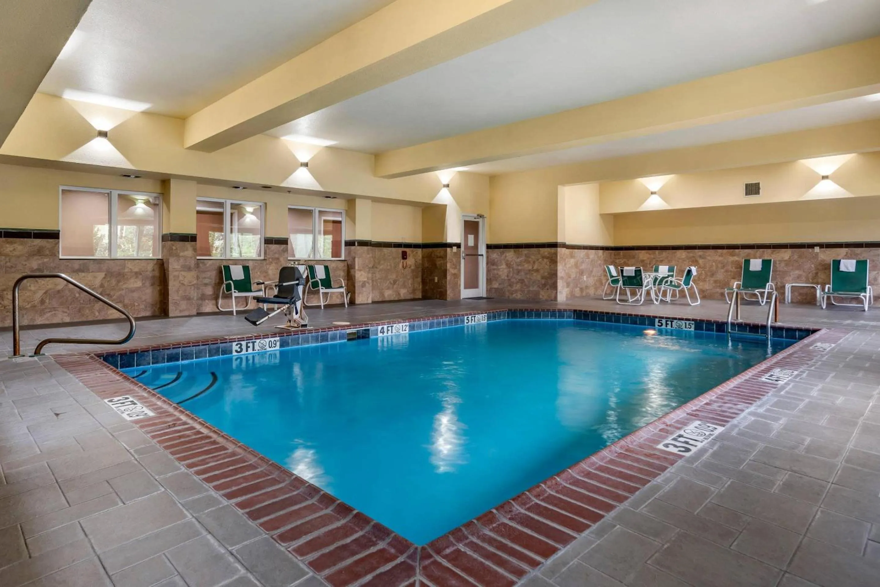 Swimming pool in Comfort Suites Vicksburg