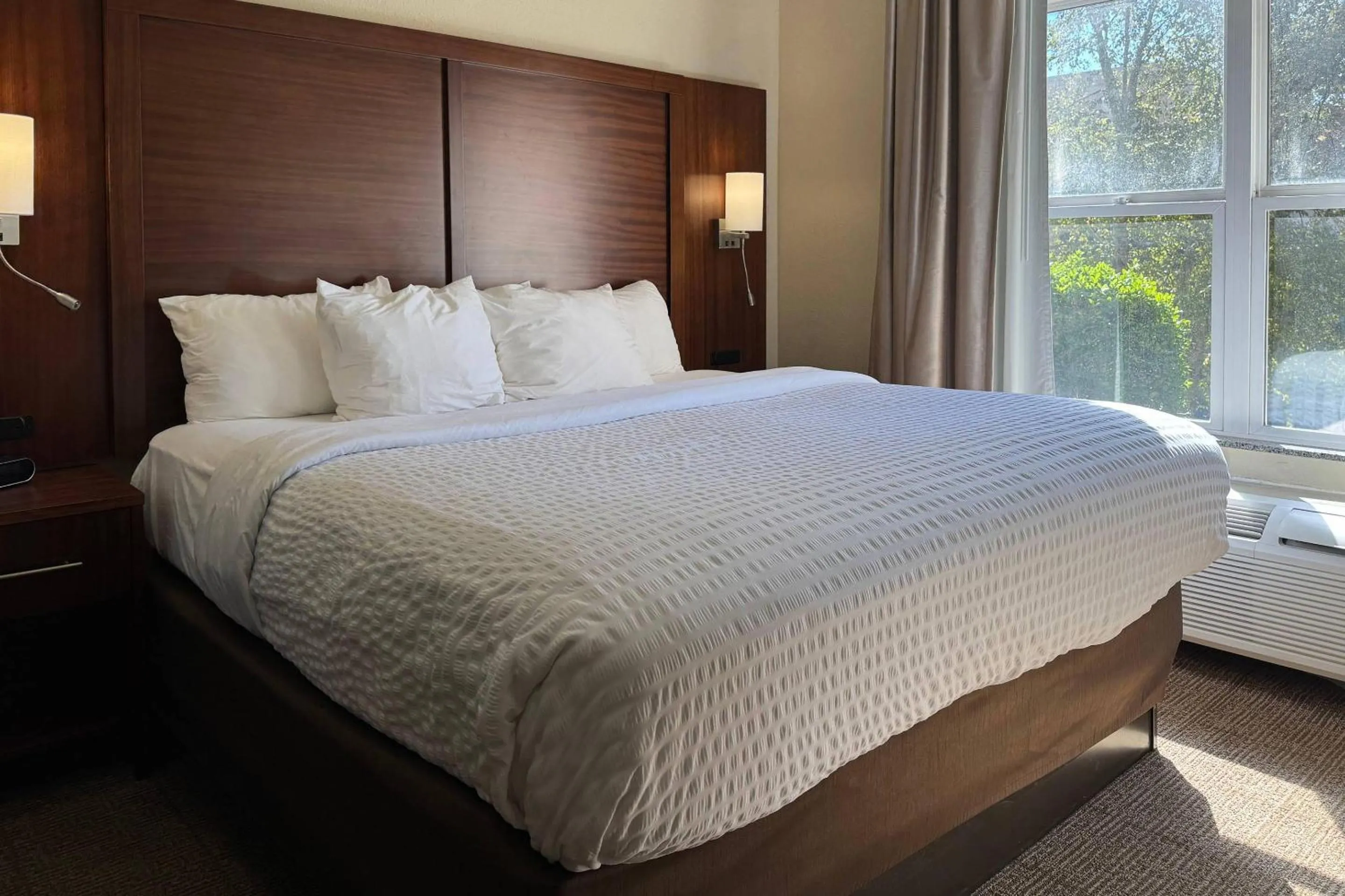 Bedroom in Comfort Suites Vicksburg