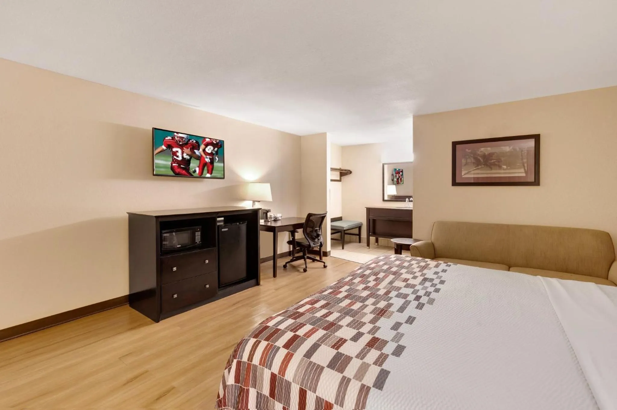 Photo of the whole room, Bed in Red Roof Inn Gulfport - Biloxi Airport