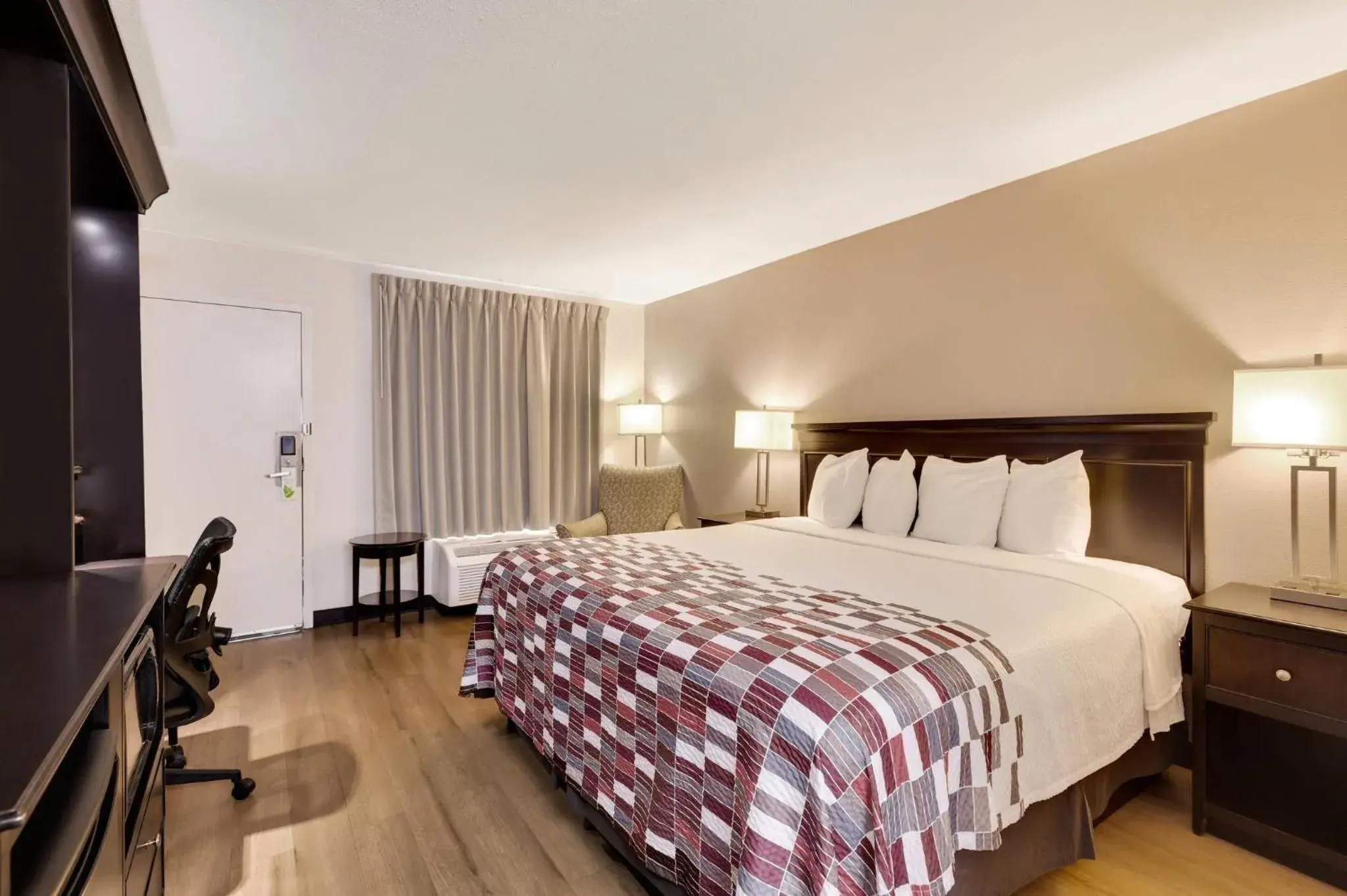 Standard King Room Smoking in Red Roof Inn Gulfport - Biloxi Airport Standard King Room Smoking in Red Roof Inn Gulfport - Biloxi Airport