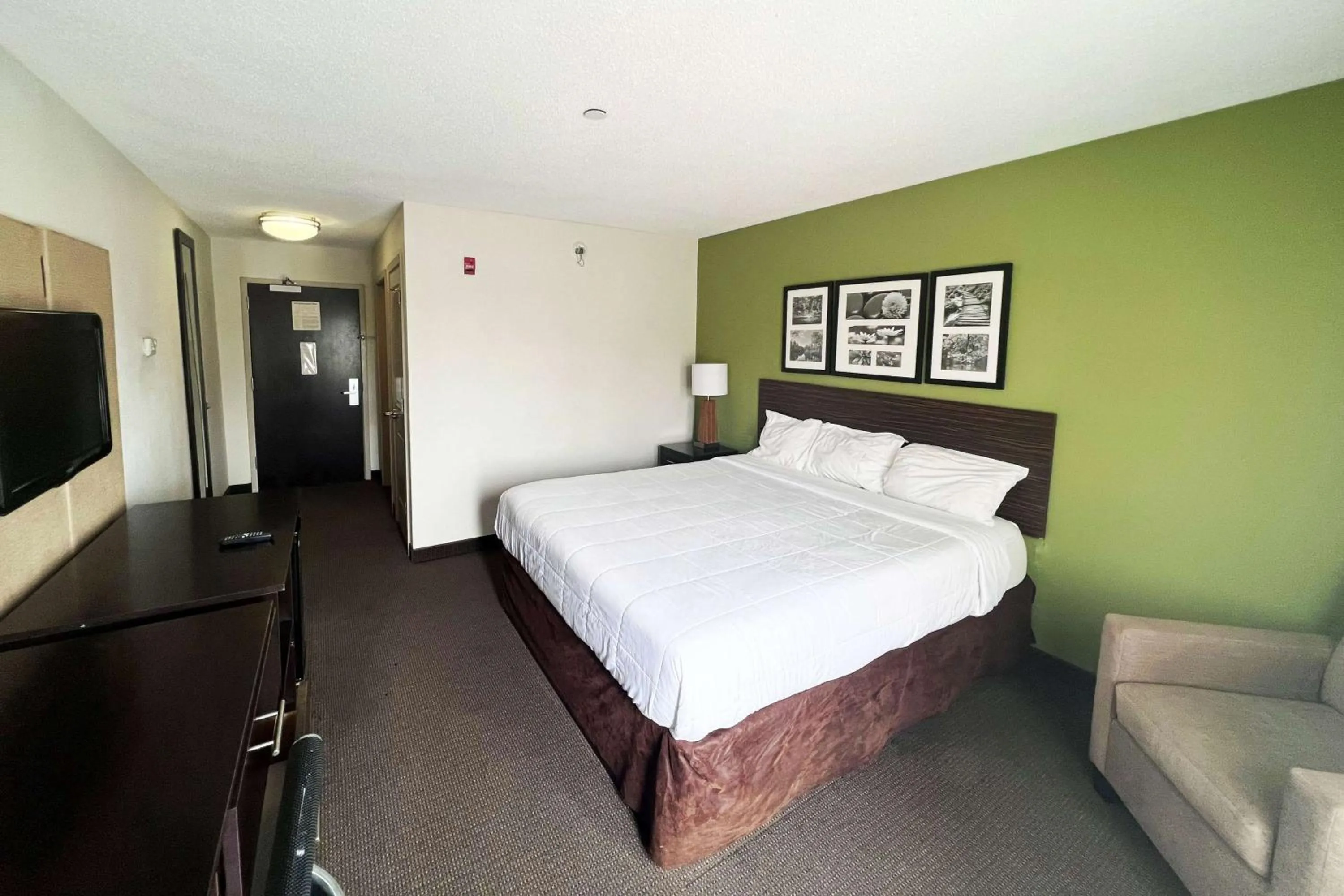 Photo of the whole room in Ramada by Wyndham Jackson MS