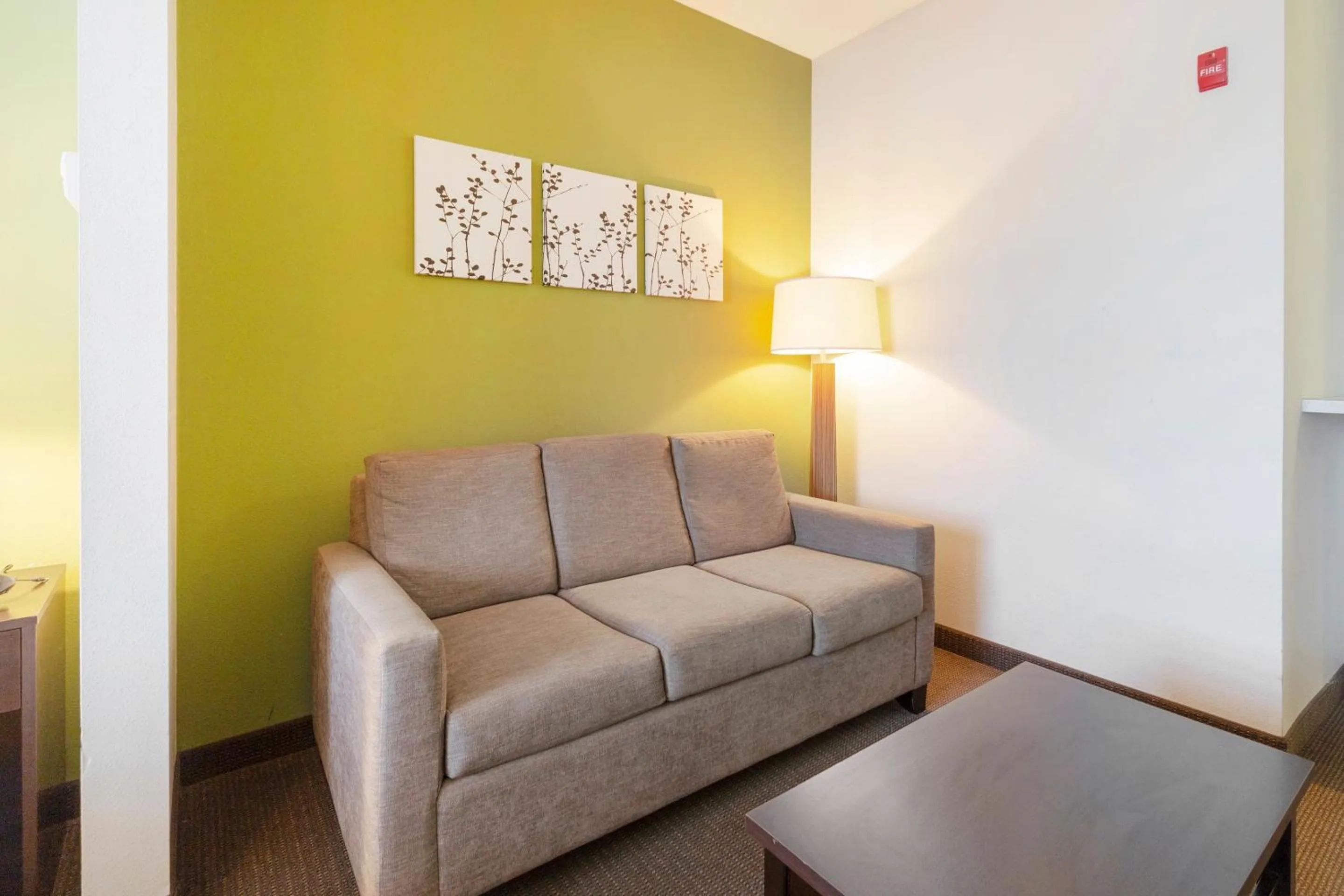 Bedroom, Seating Area in Ramada by Wyndham Jackson MS