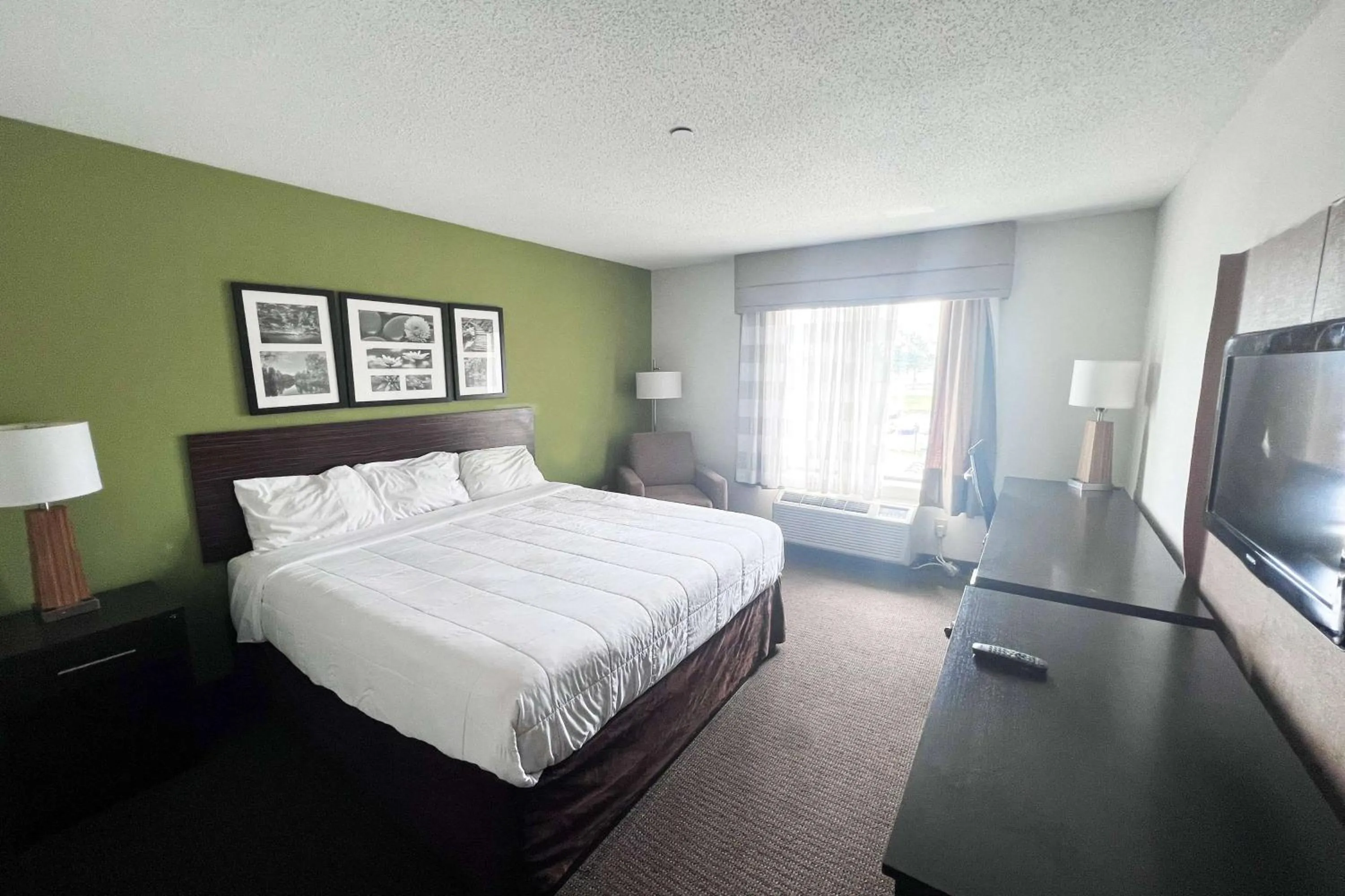 Photo of the whole room in Ramada by Wyndham Jackson MS