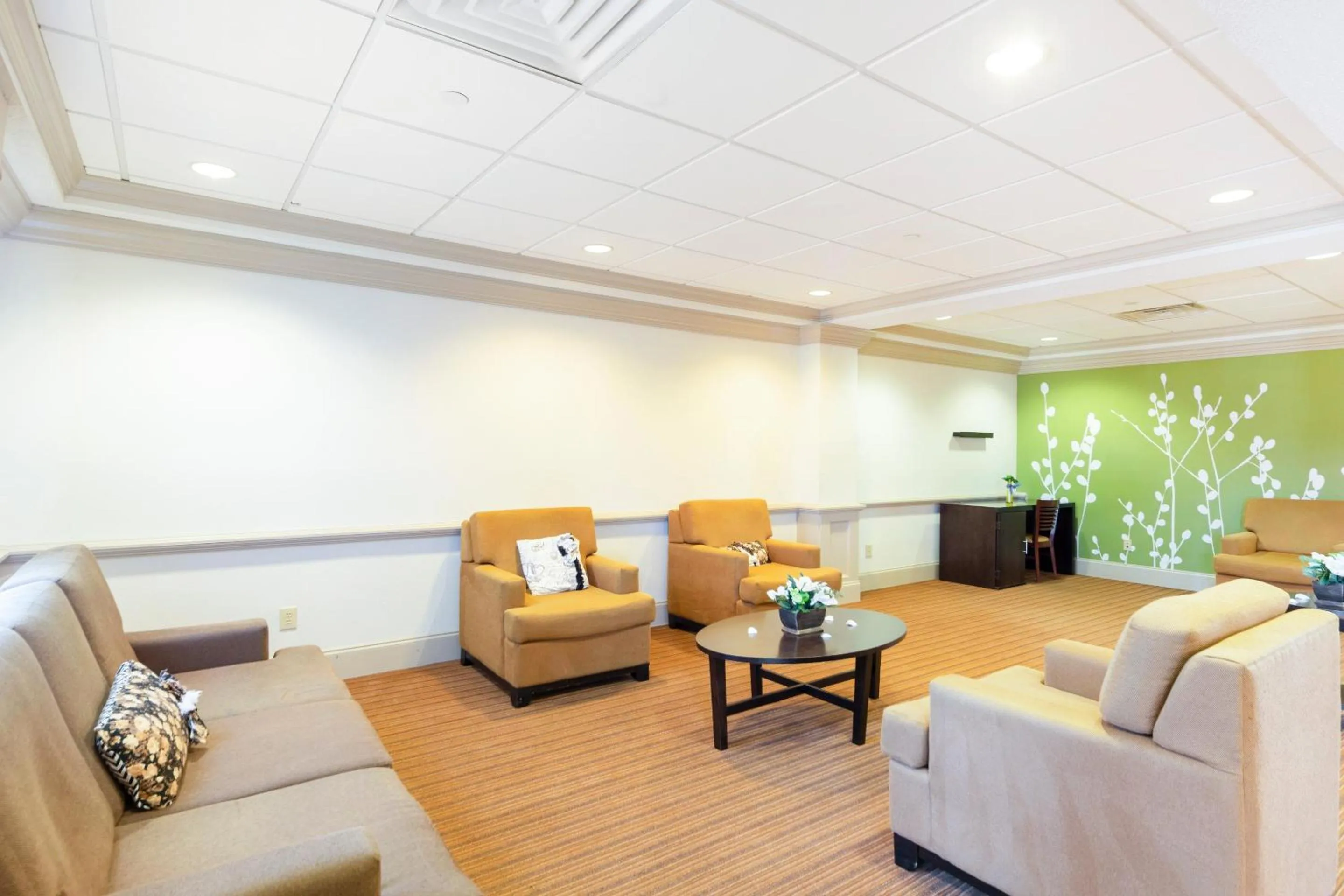 Lobby or reception, Seating Area in Ramada by Wyndham Jackson MS