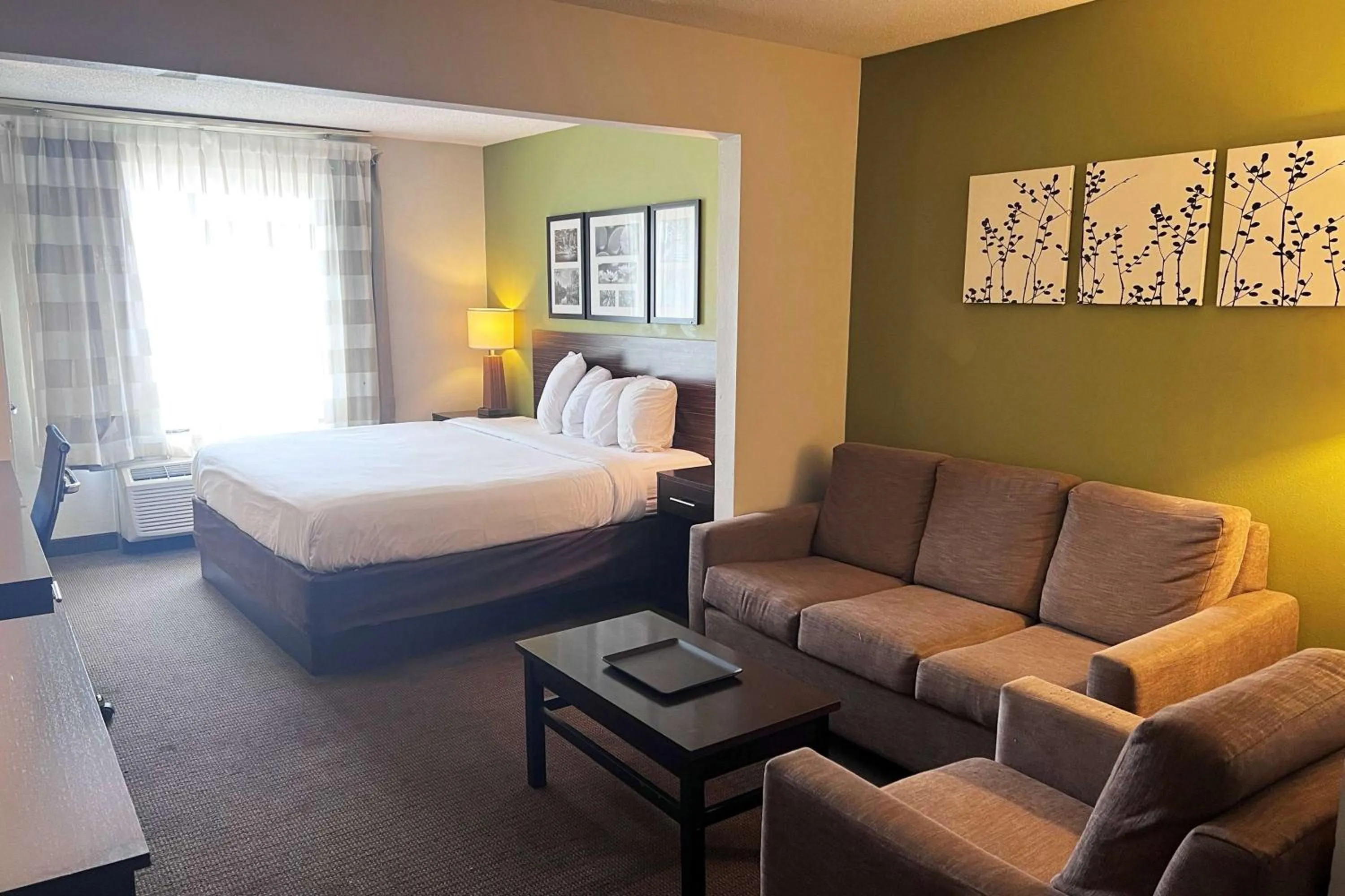 Photo of the whole room in Ramada by Wyndham Jackson MS