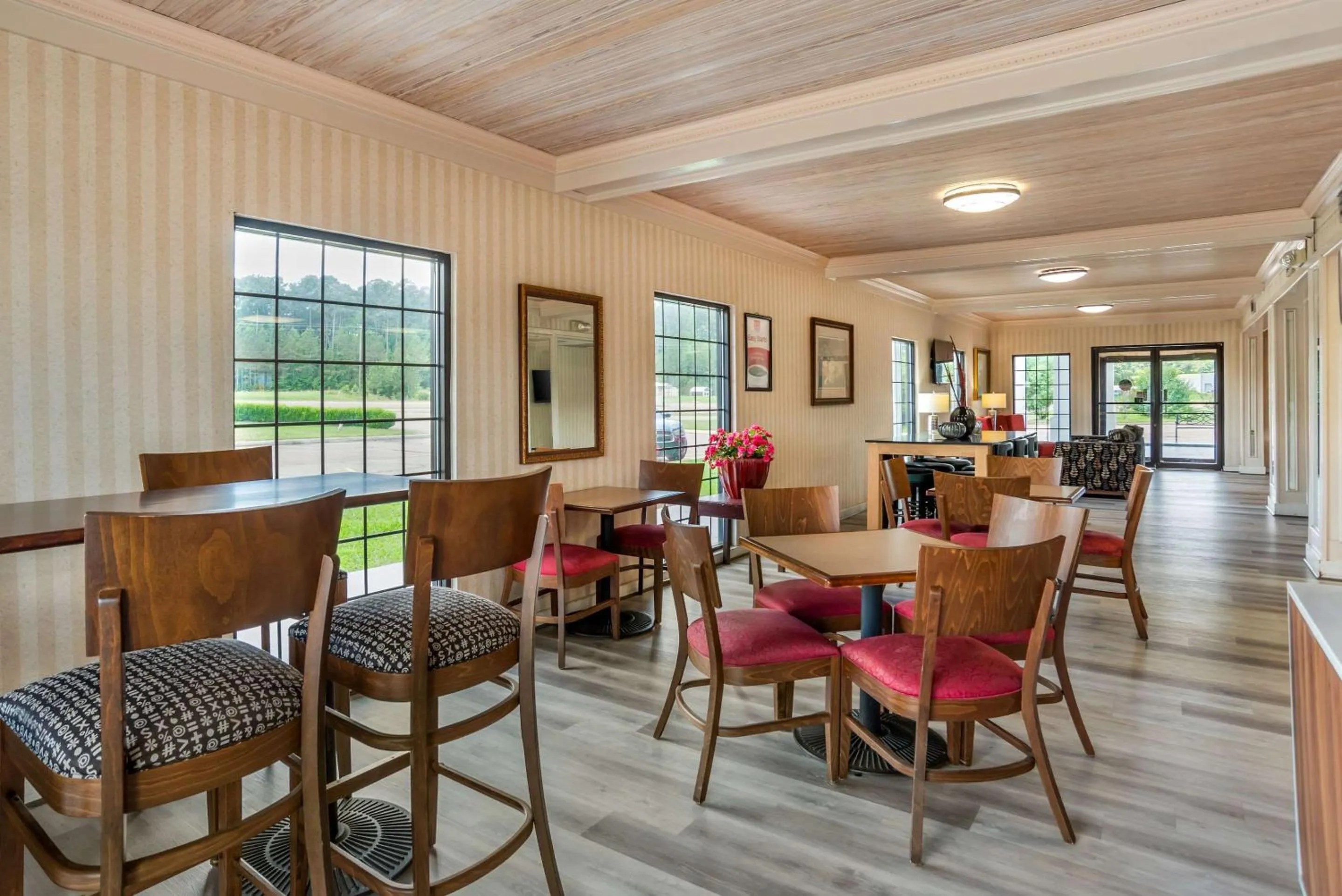 Breakfast in Econo Lodge Inn & Suites Philadelphia MS