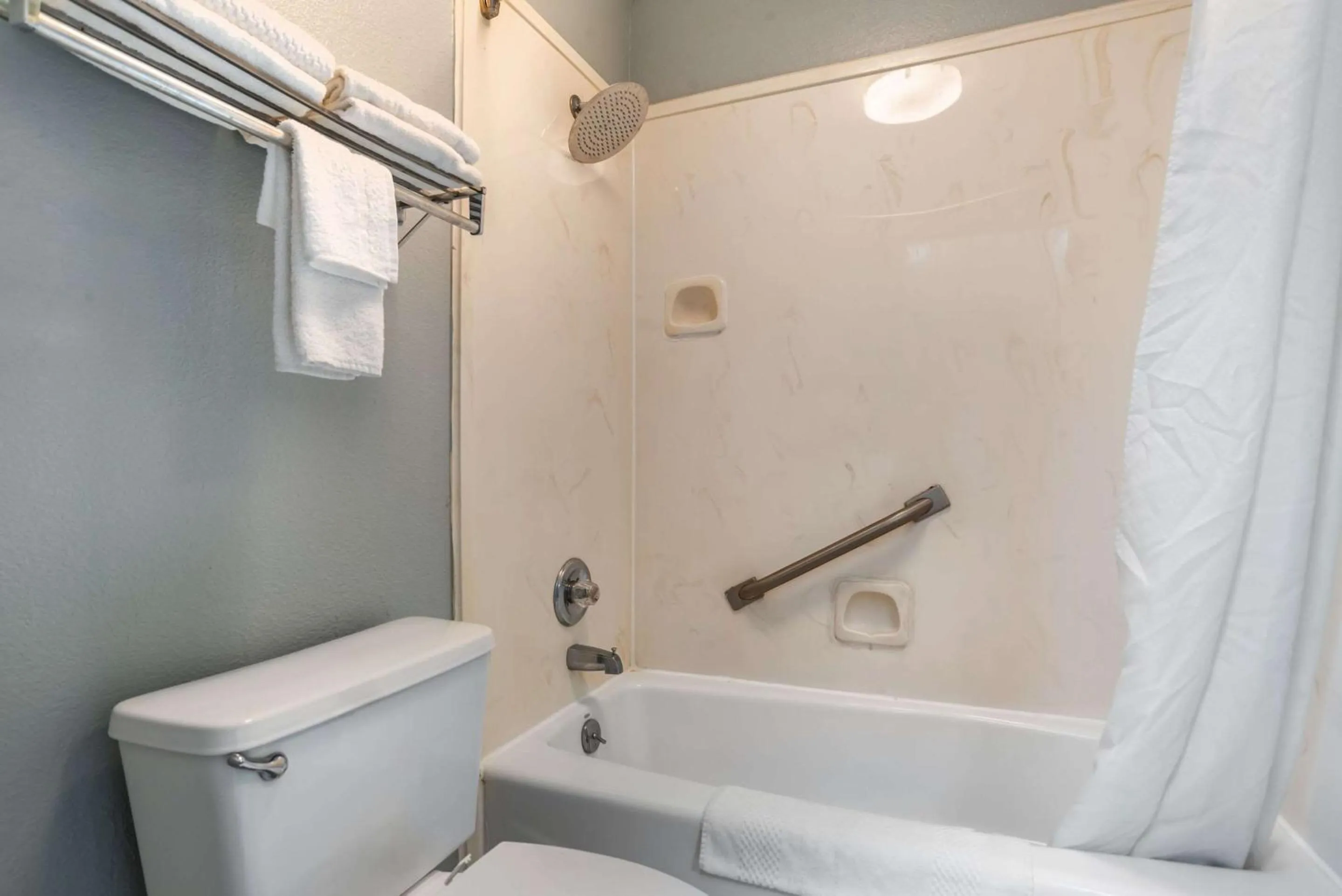 Bedroom in Econo Lodge Inn & Suites Philadelphia MS