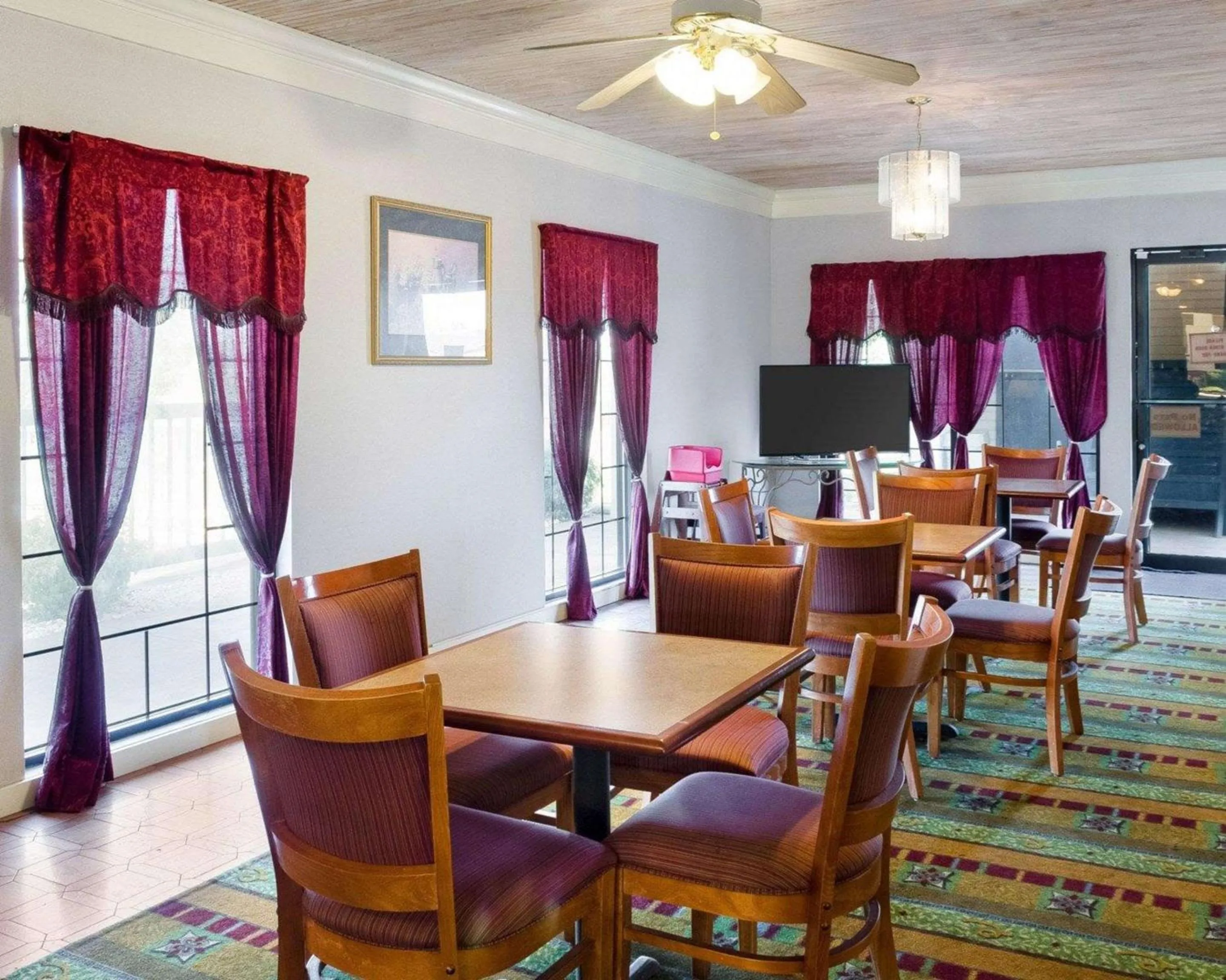 Restaurant/places to eat in Econo Lodge Canton I-55