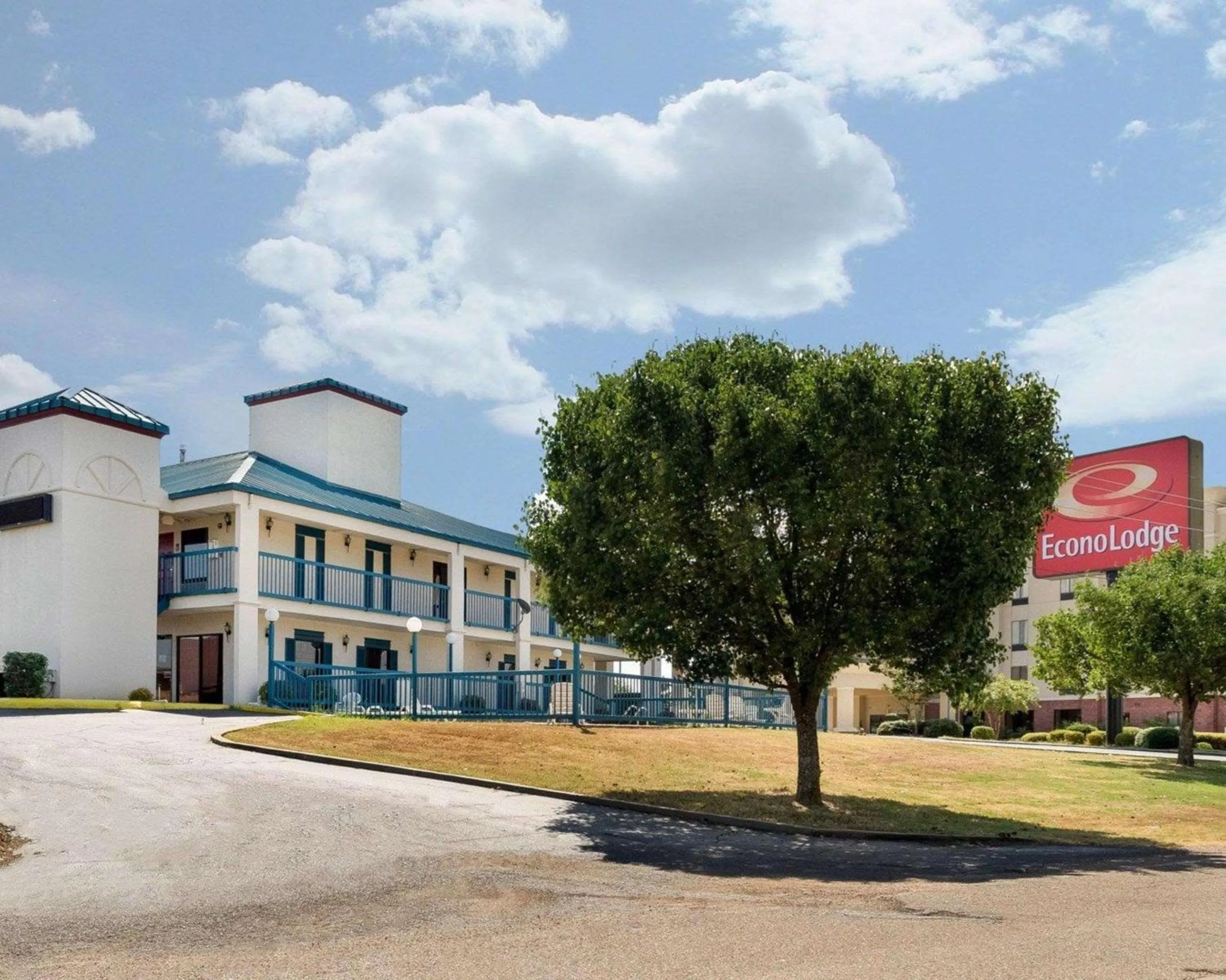 Property building in Econo Lodge Canton I-55